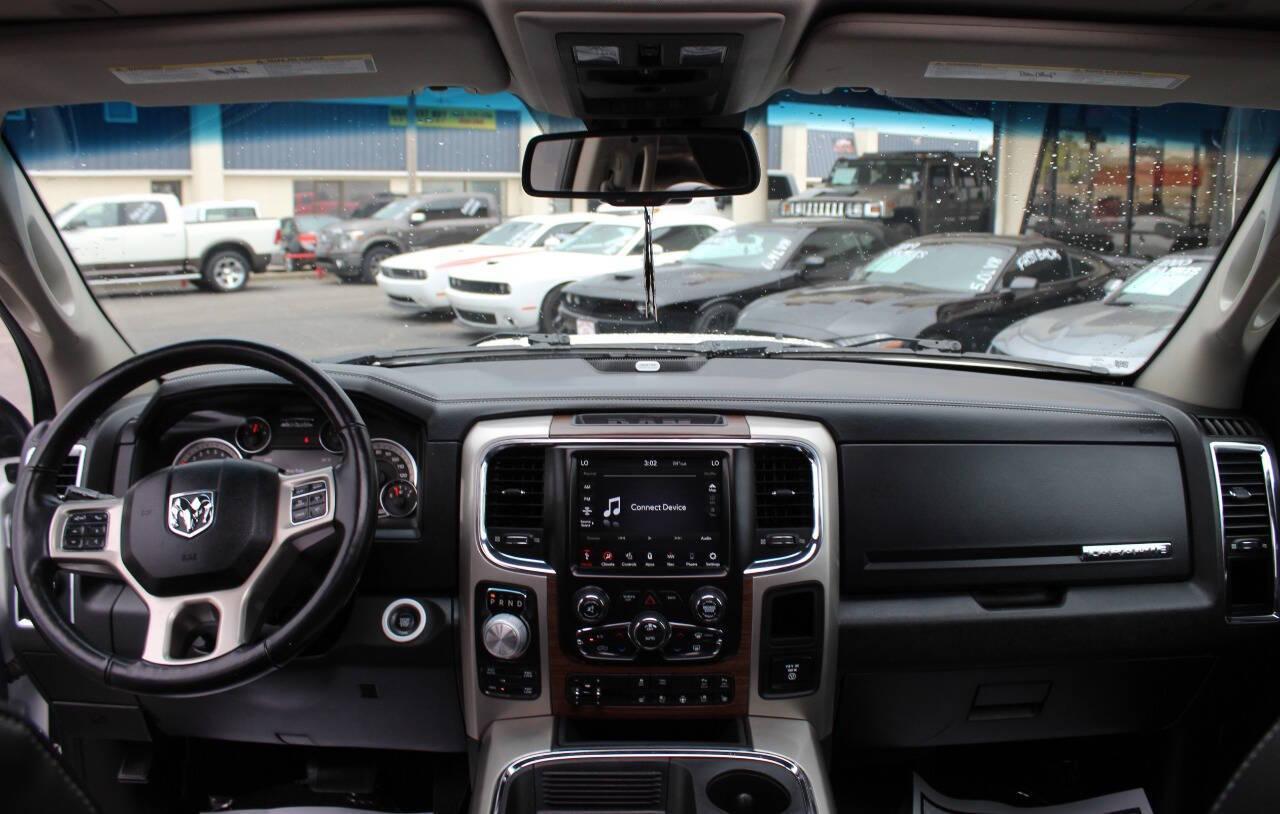 2018 White RAM 1500 Laramie Crew Cab SWB 4WD (1C6RR7NT5JS) with an 5.7L V8 OHV 16V engine, 8A transmission, located at 4301 NW 39th , Oklahoma City, OK, 73112, (405) 949-5600, 35.512135, -97.598671 - NO DRIVERS LICENCE -NO FULL COVERAGE INSURANCE - NO CREDIT CHECK. COME ON OVER TO SUPERSPORTS, TAKE A LOOK AND TEST DRIVE. PLEASE GIVE US A CALL AT (405) 949-5600. NO LICENCIA DE CONDUCIR - NO SEGURO DE COBERTURA TOTAL - NO VERIFICACION DE CREDITO. VISITENOS EN SUPERSPORTS, MIRE NUES - Photo#18