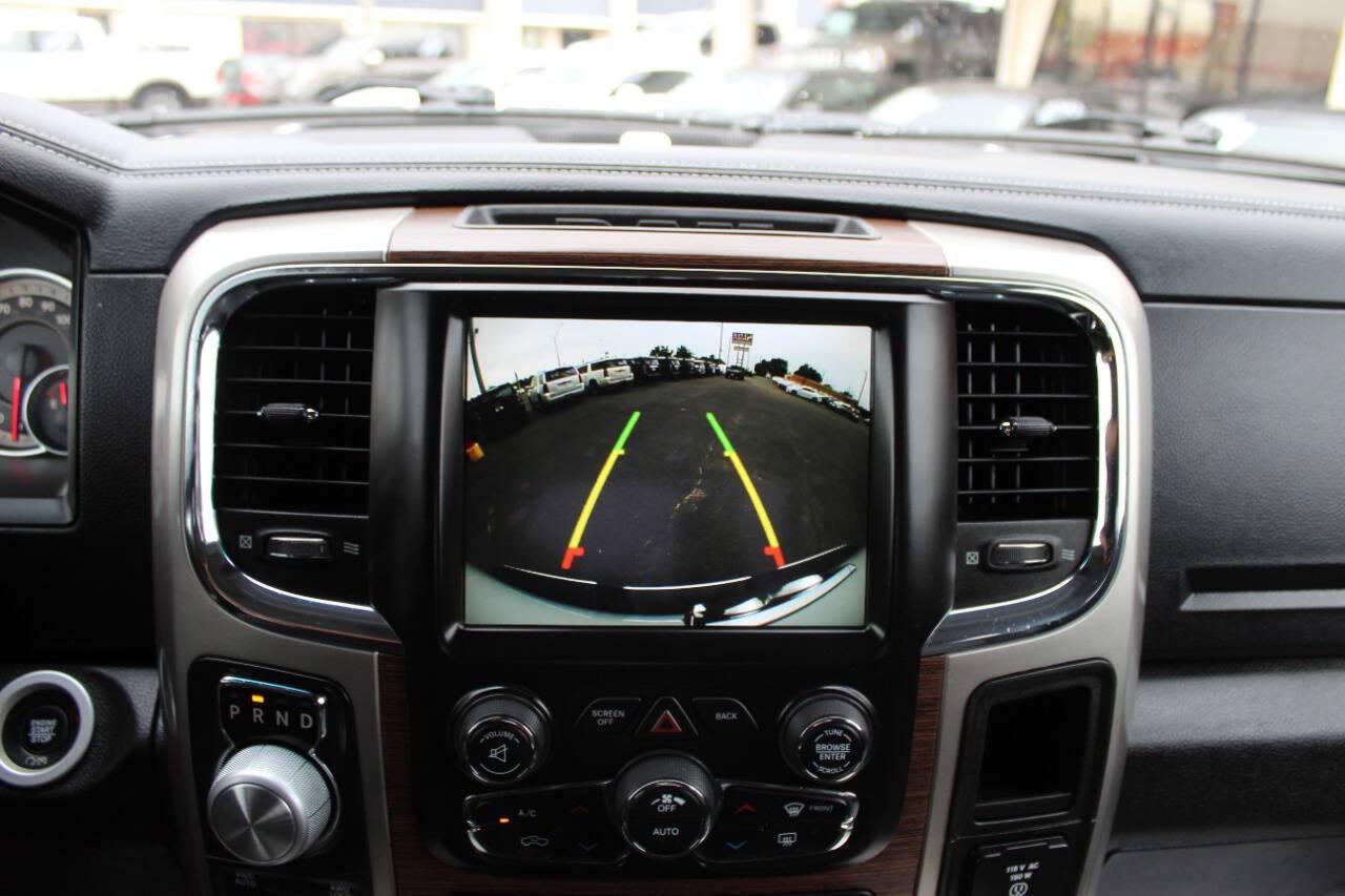 2018 White RAM 1500 Laramie Crew Cab SWB 4WD (1C6RR7NT5JS) with an 5.7L V8 OHV 16V engine, 8A transmission, located at 4301 NW 39th , Oklahoma City, OK, 73112, (405) 949-5600, 35.512135, -97.598671 - NO DRIVERS LICENCE -NO FULL COVERAGE INSURANCE - NO CREDIT CHECK. COME ON OVER TO SUPERSPORTS, TAKE A LOOK AND TEST DRIVE. PLEASE GIVE US A CALL AT (405) 949-5600. NO LICENCIA DE CONDUCIR - NO SEGURO DE COBERTURA TOTAL - NO VERIFICACION DE CREDITO. VISITENOS EN SUPERSPORTS, MIRE NUES - Photo#20