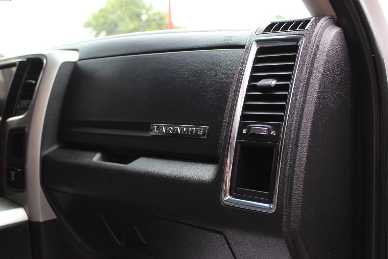 2018 White RAM 1500 Laramie Crew Cab SWB 4WD (1C6RR7NT5JS) with an 5.7L V8 OHV 16V engine, 8A transmission, located at 4301 NW 39th , Oklahoma City, OK, 73112, (405) 949-5600, 35.512135, -97.598671 - NO DRIVERS LICENCE -NO FULL COVERAGE INSURANCE - NO CREDIT CHECK. COME ON OVER TO SUPERSPORTS, TAKE A LOOK AND TEST DRIVE. PLEASE GIVE US A CALL AT (405) 949-5600. NO LICENCIA DE CONDUCIR - NO SEGURO DE COBERTURA TOTAL - NO VERIFICACION DE CREDITO. VISITENOS EN SUPERSPORTS, MIRE NUES - Photo#21