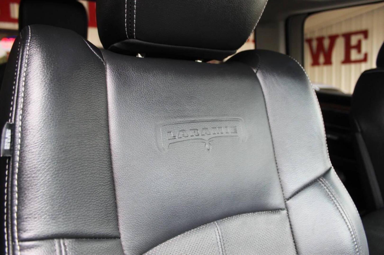 2018 White RAM 1500 Laramie Crew Cab SWB 4WD (1C6RR7NT5JS) with an 5.7L V8 OHV 16V engine, 8A transmission, located at 4301 NW 39th , Oklahoma City, OK, 73112, (405) 949-5600, 35.512135, -97.598671 - NO DRIVERS LICENCE -NO FULL COVERAGE INSURANCE - NO CREDIT CHECK. COME ON OVER TO SUPERSPORTS, TAKE A LOOK AND TEST DRIVE. PLEASE GIVE US A CALL AT (405) 949-5600. NO LICENCIA DE CONDUCIR - NO SEGURO DE COBERTURA TOTAL - NO VERIFICACION DE CREDITO. VISITENOS EN SUPERSPORTS, MIRE NUES - Photo#23