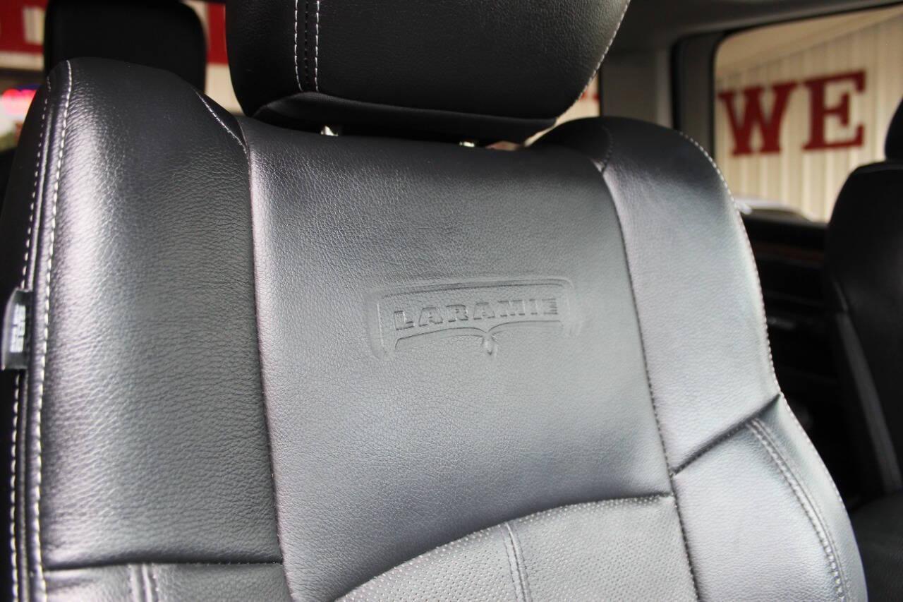 2018 White RAM 1500 Laramie Crew Cab SWB 4WD (1C6RR7NT5JS) with an 5.7L V8 OHV 16V engine, 8A transmission, located at 4301 NW 39th , Oklahoma City, OK, 73112, (405) 949-5600, 35.512135, -97.598671 - NO DRIVERS LICENCE -NO FULL COVERAGE INSURANCE - NO CREDIT CHECK. COME ON OVER TO SUPERSPORTS, TAKE A LOOK AND TEST DRIVE. PLEASE GIVE US A CALL AT (405) 949-5600. NO LICENCIA DE CONDUCIR - NO SEGURO DE COBERTURA TOTAL - NO VERIFICACION DE CREDITO. VISITENOS EN SUPERSPORTS, MIRE NUES - Photo#22