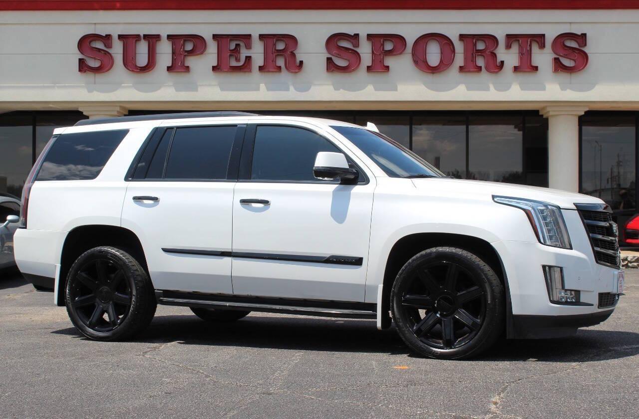 2016 White Cadillac Escalade Luxury 4WD (1GYS4BKJ7GR) with an 6.2L V8 OHV 16V FFV engine, 6A transmission, located at 4301 NW 39th , Oklahoma City, OK, 73112, (405) 949-5600, 35.512135, -97.598671 - NO DRIVERS LICENCE -NO FULL COVERAGE INSURANCE - NO CREDIT CHECK. COME ON OVER TO SUPERSPORTS, TAKE A LOOK AND TEST DRIVE. PLEASE GIVE US A CALL AT (405) 949-5600. NO LICENCIA DE CONDUCIR - NO SEGURO DE COBERTURA TOTAL - NO VERIFICACION DE CREDITO. VISITENOS EN SUPERSPORTS, MIRE NUESTRO - Photo#0