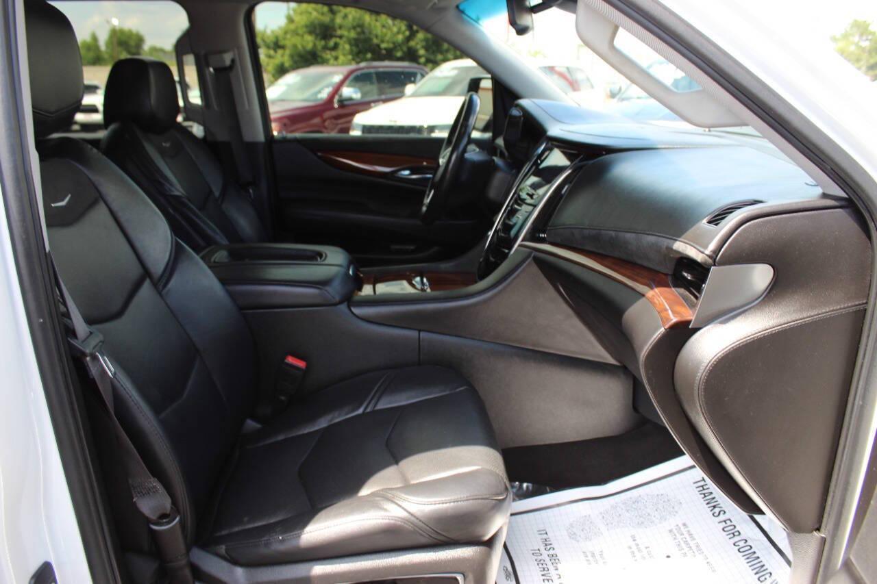 2016 White Cadillac Escalade Luxury 4WD (1GYS4BKJ7GR) with an 6.2L V8 OHV 16V FFV engine, 6A transmission, located at 4301 NW 39th , Oklahoma City, OK, 73112, (405) 949-5600, 35.512135, -97.598671 - NO DRIVERS LICENCE -NO FULL COVERAGE INSURANCE - NO CREDIT CHECK. COME ON OVER TO SUPERSPORTS, TAKE A LOOK AND TEST DRIVE. PLEASE GIVE US A CALL AT (405) 949-5600. NO LICENCIA DE CONDUCIR - NO SEGURO DE COBERTURA TOTAL - NO VERIFICACION DE CREDITO. VISITENOS EN SUPERSPORTS, MIRE NUESTRO - Photo#8