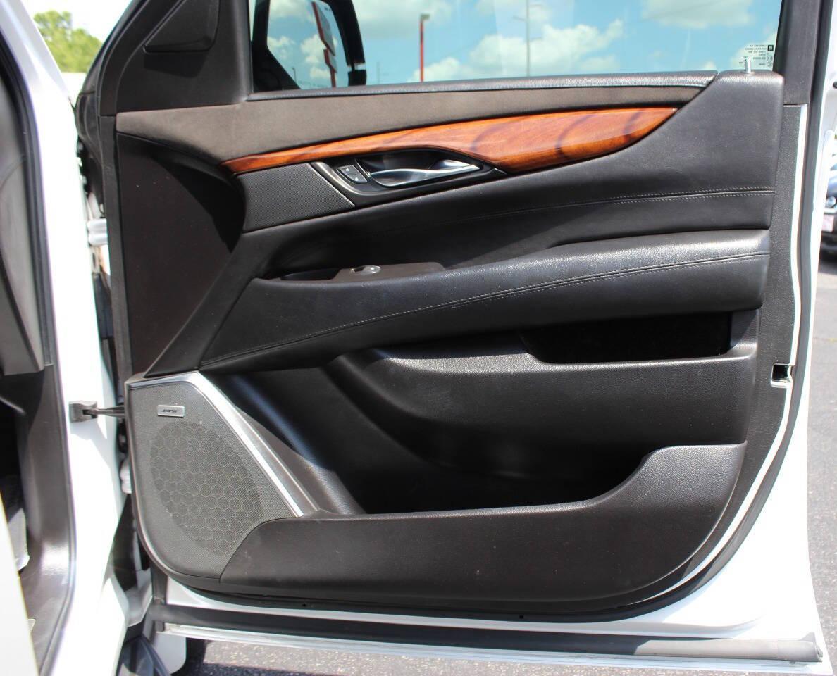 2016 White Cadillac Escalade Luxury 4WD (1GYS4BKJ7GR) with an 6.2L V8 OHV 16V FFV engine, 6A transmission, located at 4301 NW 39th , Oklahoma City, OK, 73112, (405) 949-5600, 35.512135, -97.598671 - NO DRIVERS LICENCE -NO FULL COVERAGE INSURANCE - NO CREDIT CHECK. COME ON OVER TO SUPERSPORTS, TAKE A LOOK AND TEST DRIVE. PLEASE GIVE US A CALL AT (405) 949-5600. NO LICENCIA DE CONDUCIR - NO SEGURO DE COBERTURA TOTAL - NO VERIFICACION DE CREDITO. VISITENOS EN SUPERSPORTS, MIRE NUESTRO - Photo#9