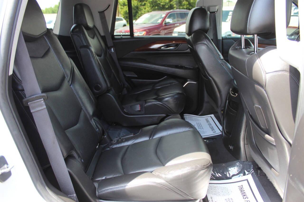 2016 White Cadillac Escalade Luxury 4WD (1GYS4BKJ7GR) with an 6.2L V8 OHV 16V FFV engine, 6A transmission, located at 4301 NW 39th , Oklahoma City, OK, 73112, (405) 949-5600, 35.512135, -97.598671 - NO DRIVERS LICENCE -NO FULL COVERAGE INSURANCE - NO CREDIT CHECK. COME ON OVER TO SUPERSPORTS, TAKE A LOOK AND TEST DRIVE. PLEASE GIVE US A CALL AT (405) 949-5600. NO LICENCIA DE CONDUCIR - NO SEGURO DE COBERTURA TOTAL - NO VERIFICACION DE CREDITO. VISITENOS EN SUPERSPORTS, MIRE NUESTRO - Photo#10