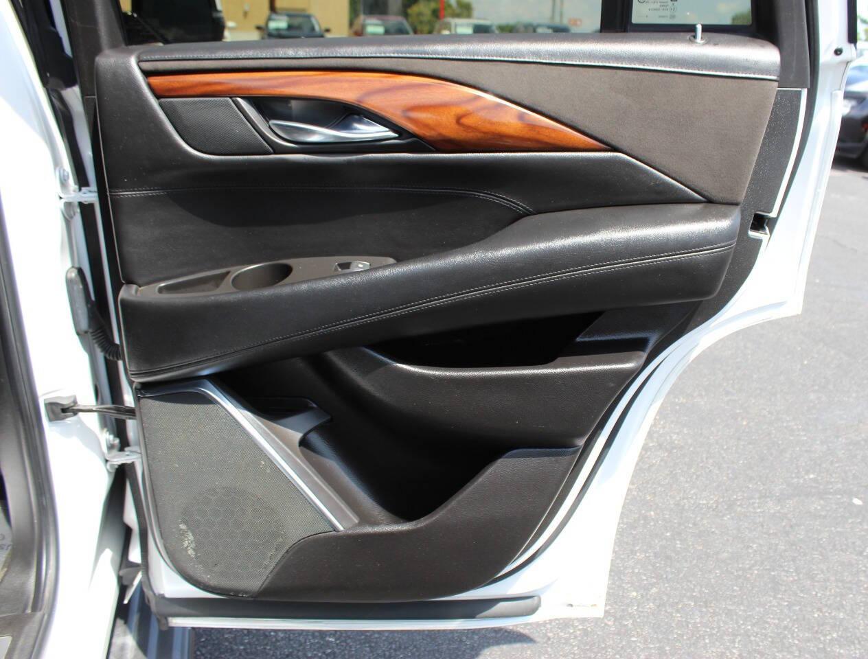 2016 White Cadillac Escalade Luxury 4WD (1GYS4BKJ7GR) with an 6.2L V8 OHV 16V FFV engine, 6A transmission, located at 4301 NW 39th , Oklahoma City, OK, 73112, (405) 949-5600, 35.512135, -97.598671 - NO DRIVERS LICENCE -NO FULL COVERAGE INSURANCE - NO CREDIT CHECK. COME ON OVER TO SUPERSPORTS, TAKE A LOOK AND TEST DRIVE. PLEASE GIVE US A CALL AT (405) 949-5600. NO LICENCIA DE CONDUCIR - NO SEGURO DE COBERTURA TOTAL - NO VERIFICACION DE CREDITO. VISITENOS EN SUPERSPORTS, MIRE NUESTRO - Photo#11