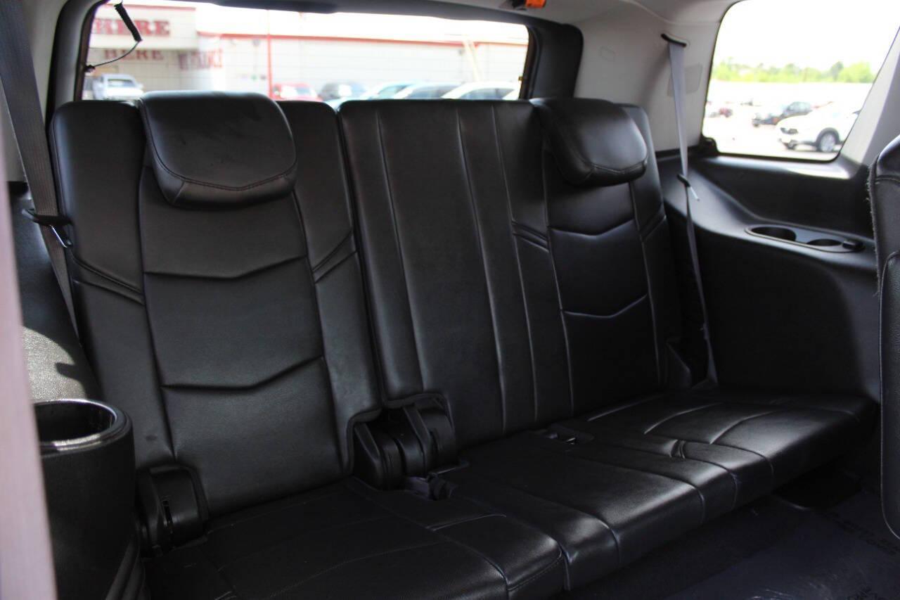 2016 White Cadillac Escalade Luxury 4WD (1GYS4BKJ7GR) with an 6.2L V8 OHV 16V FFV engine, 6A transmission, located at 4301 NW 39th , Oklahoma City, OK, 73112, (405) 949-5600, 35.512135, -97.598671 - NO DRIVERS LICENCE -NO FULL COVERAGE INSURANCE - NO CREDIT CHECK. COME ON OVER TO SUPERSPORTS, TAKE A LOOK AND TEST DRIVE. PLEASE GIVE US A CALL AT (405) 949-5600. NO LICENCIA DE CONDUCIR - NO SEGURO DE COBERTURA TOTAL - NO VERIFICACION DE CREDITO. VISITENOS EN SUPERSPORTS, MIRE NUESTRO - Photo#12