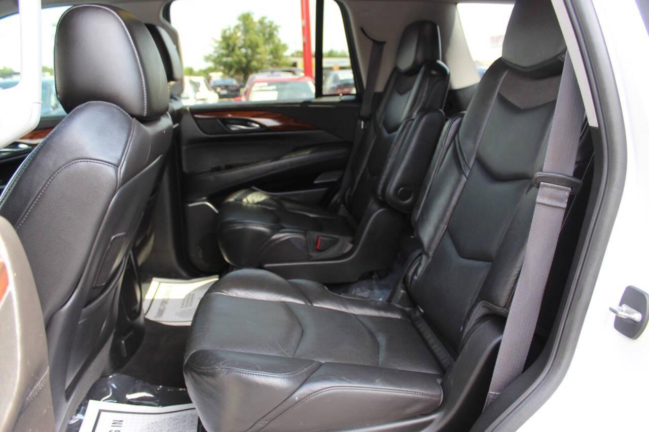 2016 White Cadillac Escalade Luxury 4WD (1GYS4BKJ7GR) with an 6.2L V8 OHV 16V FFV engine, 6A transmission, located at 4301 NW 39th , Oklahoma City, OK, 73112, (405) 949-5600, 35.512135, -97.598671 - NO DRIVERS LICENCE -NO FULL COVERAGE INSURANCE - NO CREDIT CHECK. COME ON OVER TO SUPERSPORTS, TAKE A LOOK AND TEST DRIVE. PLEASE GIVE US A CALL AT (405) 949-5600. NO LICENCIA DE CONDUCIR - NO SEGURO DE COBERTURA TOTAL - NO VERIFICACION DE CREDITO. VISITENOS EN SUPERSPORTS, MIRE NUESTRO - Photo#17