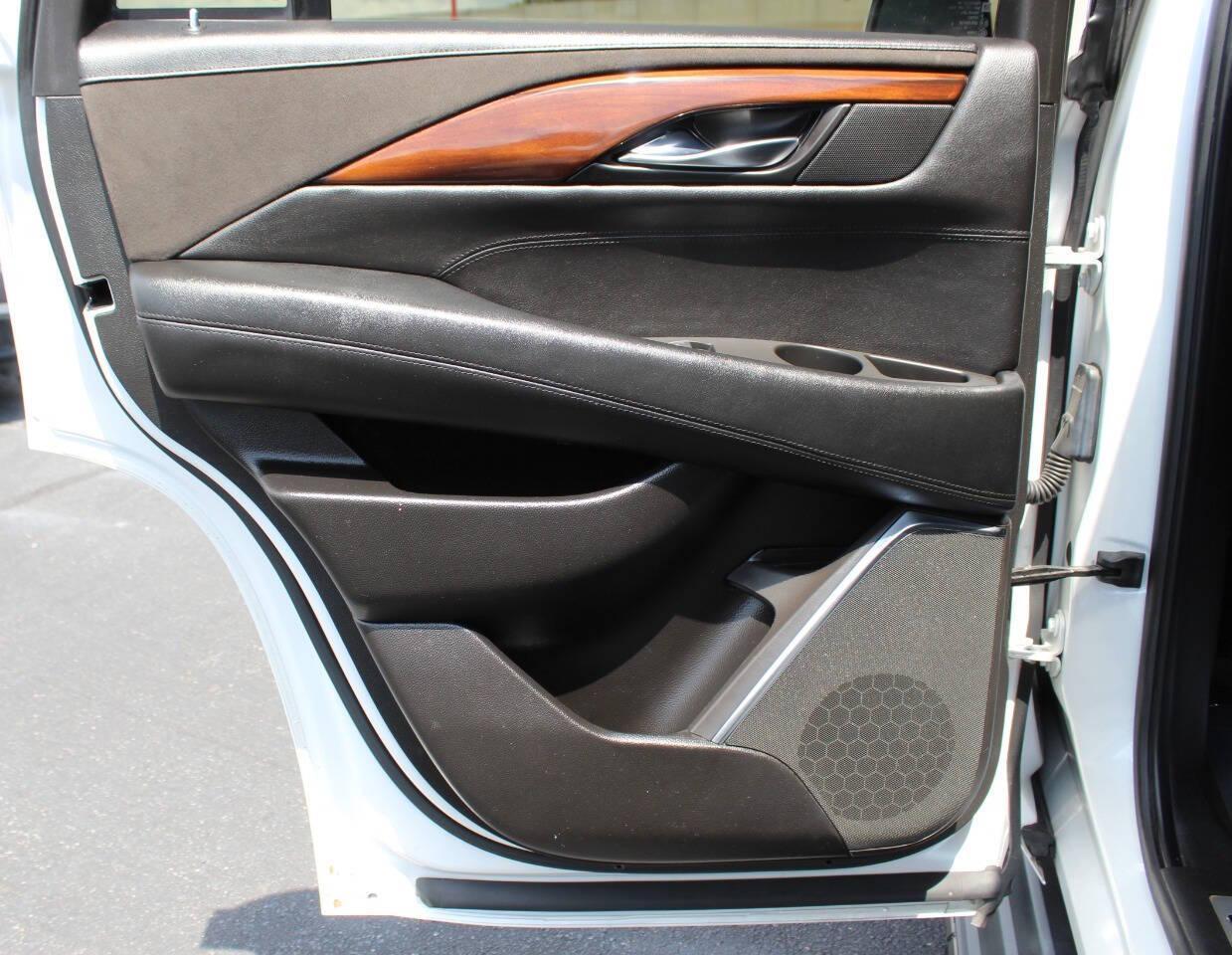 2016 White Cadillac Escalade Luxury 4WD (1GYS4BKJ7GR) with an 6.2L V8 OHV 16V FFV engine, 6A transmission, located at 4301 NW 39th , Oklahoma City, OK, 73112, (405) 949-5600, 35.512135, -97.598671 - NO DRIVERS LICENCE -NO FULL COVERAGE INSURANCE - NO CREDIT CHECK. COME ON OVER TO SUPERSPORTS, TAKE A LOOK AND TEST DRIVE. PLEASE GIVE US A CALL AT (405) 949-5600. NO LICENCIA DE CONDUCIR - NO SEGURO DE COBERTURA TOTAL - NO VERIFICACION DE CREDITO. VISITENOS EN SUPERSPORTS, MIRE NUESTRO - Photo#18