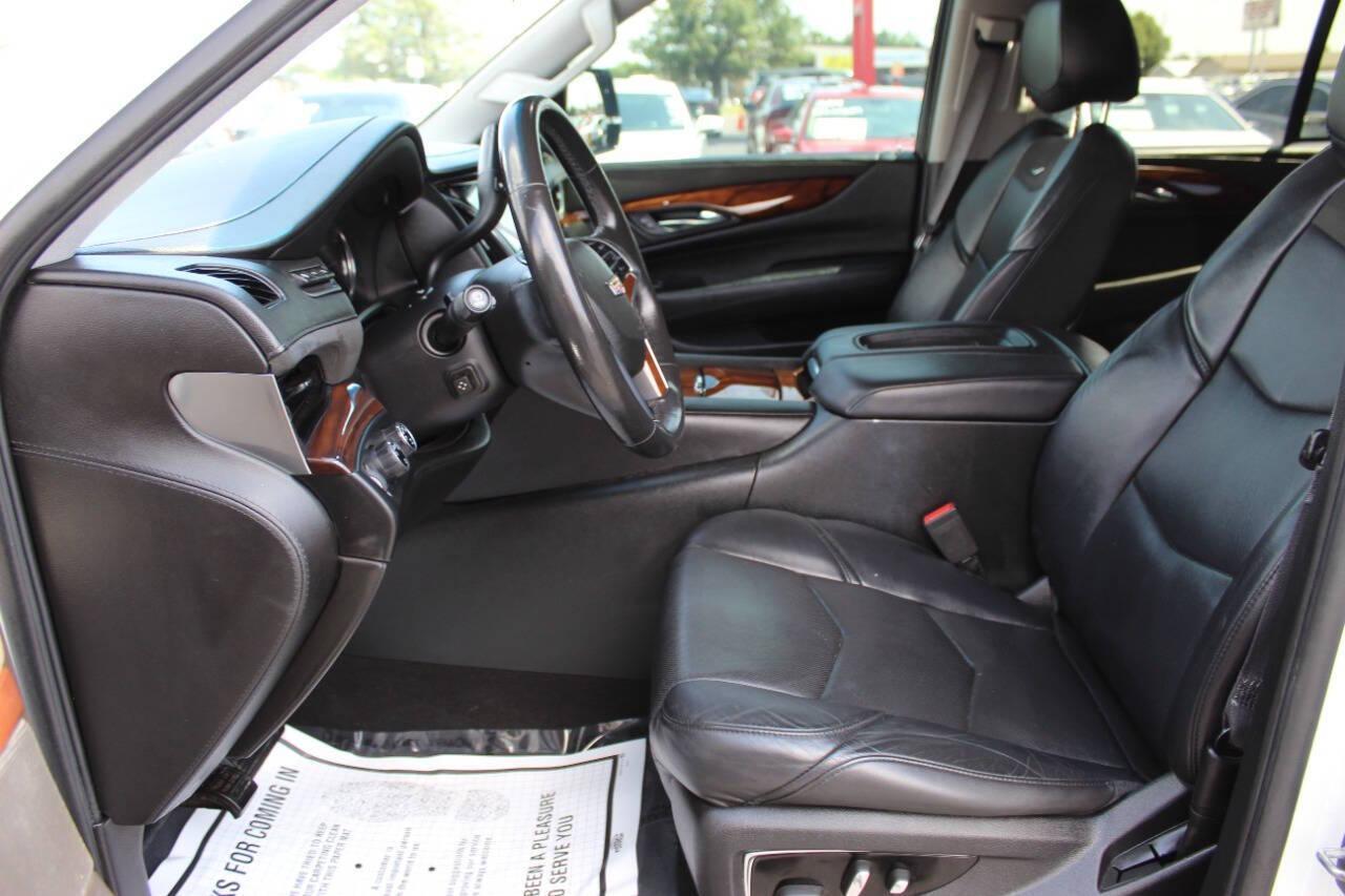 2016 White Cadillac Escalade Luxury 4WD (1GYS4BKJ7GR) with an 6.2L V8 OHV 16V FFV engine, 6A transmission, located at 4301 NW 39th , Oklahoma City, OK, 73112, (405) 949-5600, 35.512135, -97.598671 - NO DRIVERS LICENCE -NO FULL COVERAGE INSURANCE - NO CREDIT CHECK. COME ON OVER TO SUPERSPORTS, TAKE A LOOK AND TEST DRIVE. PLEASE GIVE US A CALL AT (405) 949-5600. NO LICENCIA DE CONDUCIR - NO SEGURO DE COBERTURA TOTAL - NO VERIFICACION DE CREDITO. VISITENOS EN SUPERSPORTS, MIRE NUESTRO - Photo#19