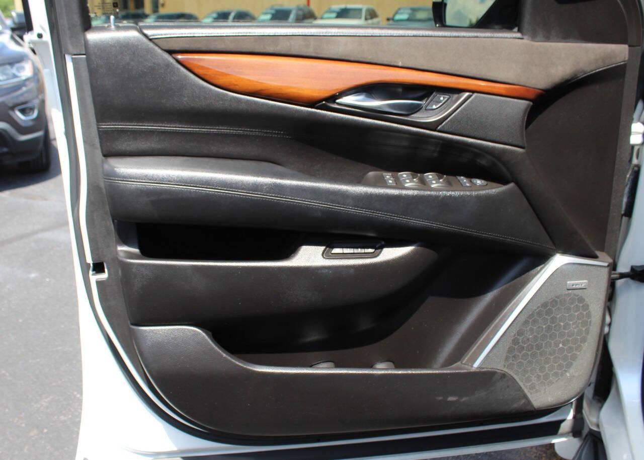 2016 White Cadillac Escalade Luxury 4WD (1GYS4BKJ7GR) with an 6.2L V8 OHV 16V FFV engine, 6A transmission, located at 4301 NW 39th , Oklahoma City, OK, 73112, (405) 949-5600, 35.512135, -97.598671 - NO DRIVERS LICENCE -NO FULL COVERAGE INSURANCE - NO CREDIT CHECK. COME ON OVER TO SUPERSPORTS, TAKE A LOOK AND TEST DRIVE. PLEASE GIVE US A CALL AT (405) 949-5600. NO LICENCIA DE CONDUCIR - NO SEGURO DE COBERTURA TOTAL - NO VERIFICACION DE CREDITO. VISITENOS EN SUPERSPORTS, MIRE NUESTRO - Photo#20