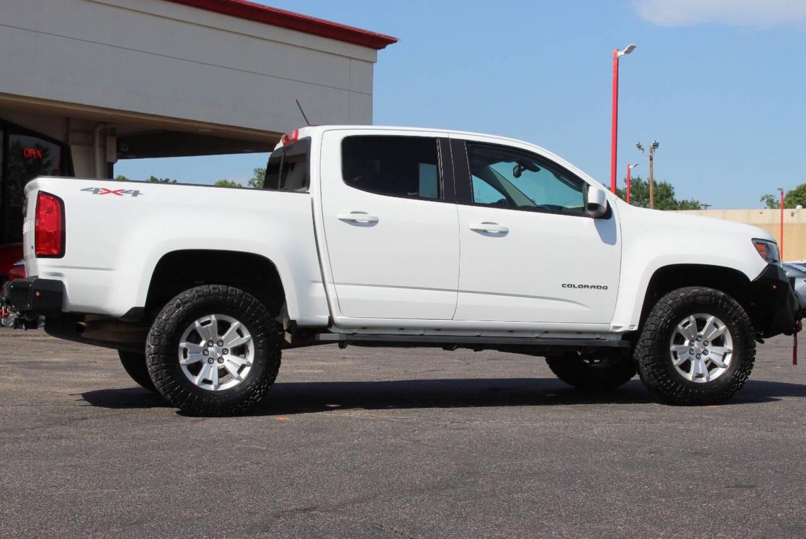 2022 White Chevrolet Colorado LT Crew Cab Long Box 4WD (1GCGTCEN6N1) with an 3.6L V6 DOHC 24V GAS engine, 6A transmission, located at 4301 NW 39th , Oklahoma City, OK, 73112, (405) 949-5600, 35.512135, -97.598671 - NO DRIVERS LICENCE -NO FULL COVERAGE INSURANCE - NO CREDIT CHECK. COME ON OVER TO SUPERSPORTS, TAKE A LOOK AND TEST DRIVE. PLEASE GIVE US A CALL AT (405) 949-5600. NO LICENCIA DE CONDUCIR - NO SEGURO DE COBERTURA TOTAL - NO VERIFICACION DE CREDITO. VISITENOS EN SUPERSPORTS, MIRE NUESTRO - Photo#2