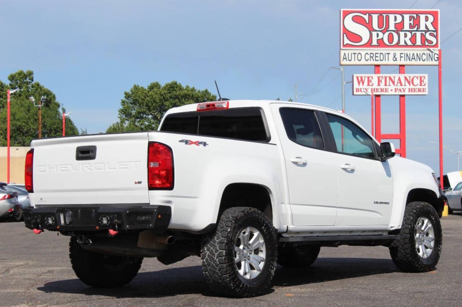 2022 White Chevrolet Colorado LT Crew Cab Long Box 4WD (1GCGTCEN6N1) with an 3.6L V6 DOHC 24V GAS engine, 6A transmission, located at 4301 NW 39th , Oklahoma City, OK, 73112, (405) 949-5600, 35.512135, -97.598671 - NO DRIVERS LICENCE -NO FULL COVERAGE INSURANCE - NO CREDIT CHECK. COME ON OVER TO SUPERSPORTS, TAKE A LOOK AND TEST DRIVE. PLEASE GIVE US A CALL AT (405) 949-5600. NO LICENCIA DE CONDUCIR - NO SEGURO DE COBERTURA TOTAL - NO VERIFICACION DE CREDITO. VISITENOS EN SUPERSPORTS, MIRE NUESTRO - Photo#3