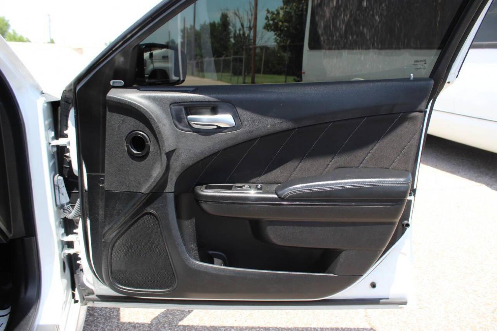 2021 White Dodge Charger R/T (2C3CDXCTXMH) with an 5.7L V8 OHV 16V engine, 8A transmission, located at 4301 NW 39th , Oklahoma City, OK, 73112, (405) 949-5600, 35.512135, -97.598671 - NO DRIVERS LICENCE -NO FULL COVERAGE INSURANCE - NO CREDIT CHECK. COME ON OVER TO SUPERSPORTS, TAKE A LOOK AND TEST DRIVE. PLEASE GIVE US A CALL AT (405) 949-5600. NO LICENCIA DE CONDUCIR - NO SEGURO DE COBERTURA TOTAL - NO VERIFICACION DE CREDITO. VISITENOS EN SUPERSPORTS, MIRE NU - Photo#11