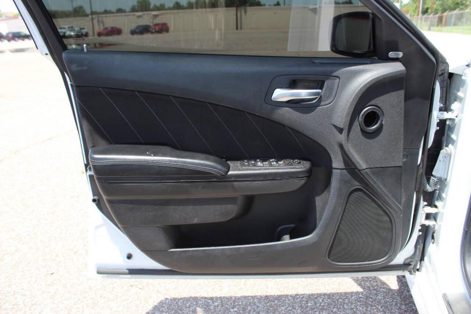 2021 White Dodge Charger R/T (2C3CDXCTXMH) with an 5.7L V8 OHV 16V engine, 8A transmission, located at 4301 NW 39th , Oklahoma City, OK, 73112, (405) 949-5600, 35.512135, -97.598671 - NO DRIVERS LICENCE -NO FULL COVERAGE INSURANCE - NO CREDIT CHECK. COME ON OVER TO SUPERSPORTS, TAKE A LOOK AND TEST DRIVE. PLEASE GIVE US A CALL AT (405) 949-5600. NO LICENCIA DE CONDUCIR - NO SEGURO DE COBERTURA TOTAL - NO VERIFICACION DE CREDITO. VISITENOS EN SUPERSPORTS, MIRE NU - Photo#18
