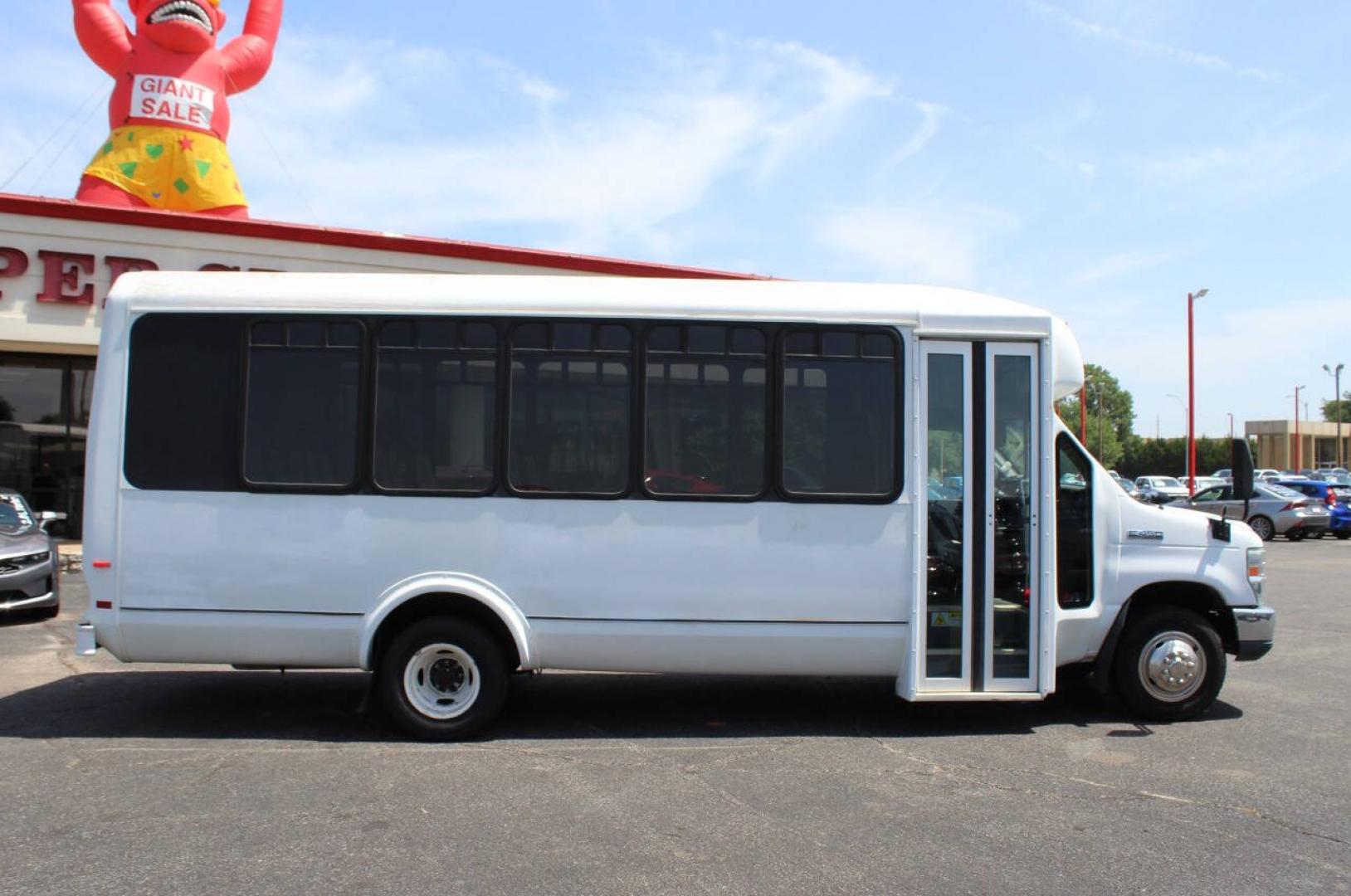 2013 White Ford E-Series E450 (1FDFE4FS2DD) with an 6.8L V10 6.8L V10 engine, Unspecified transmission, located at 4301 NW 39th , Oklahoma City, OK, 73112, (405) 949-5600, 35.512135, -97.598671- Photo#2