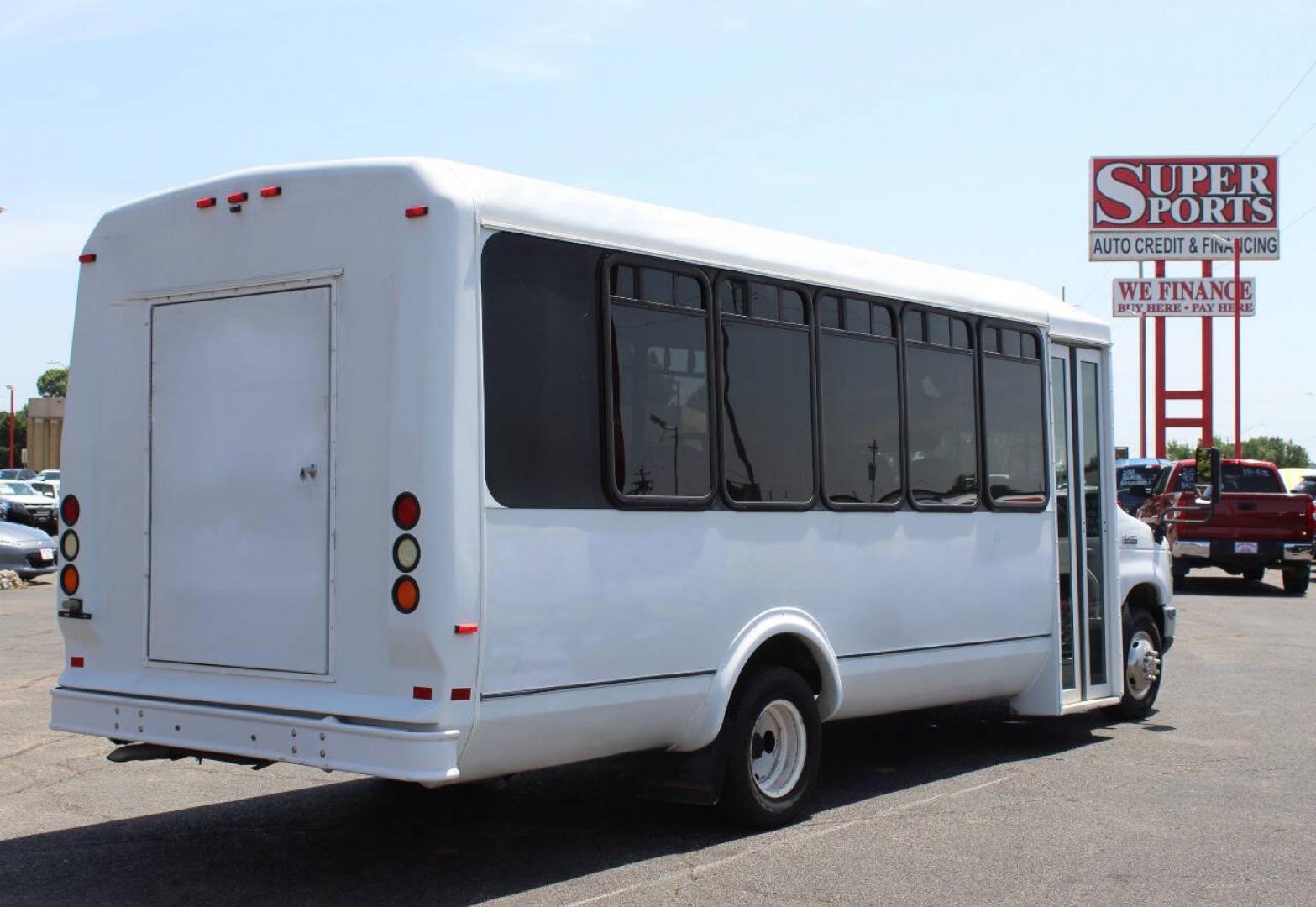 2013 White Ford E-Series E450 (1FDFE4FS2DD) with an 6.8L V10 6.8L V10 engine, Unspecified transmission, located at 4301 NW 39th , Oklahoma City, OK, 73112, (405) 949-5600, 35.512135, -97.598671- Photo#3