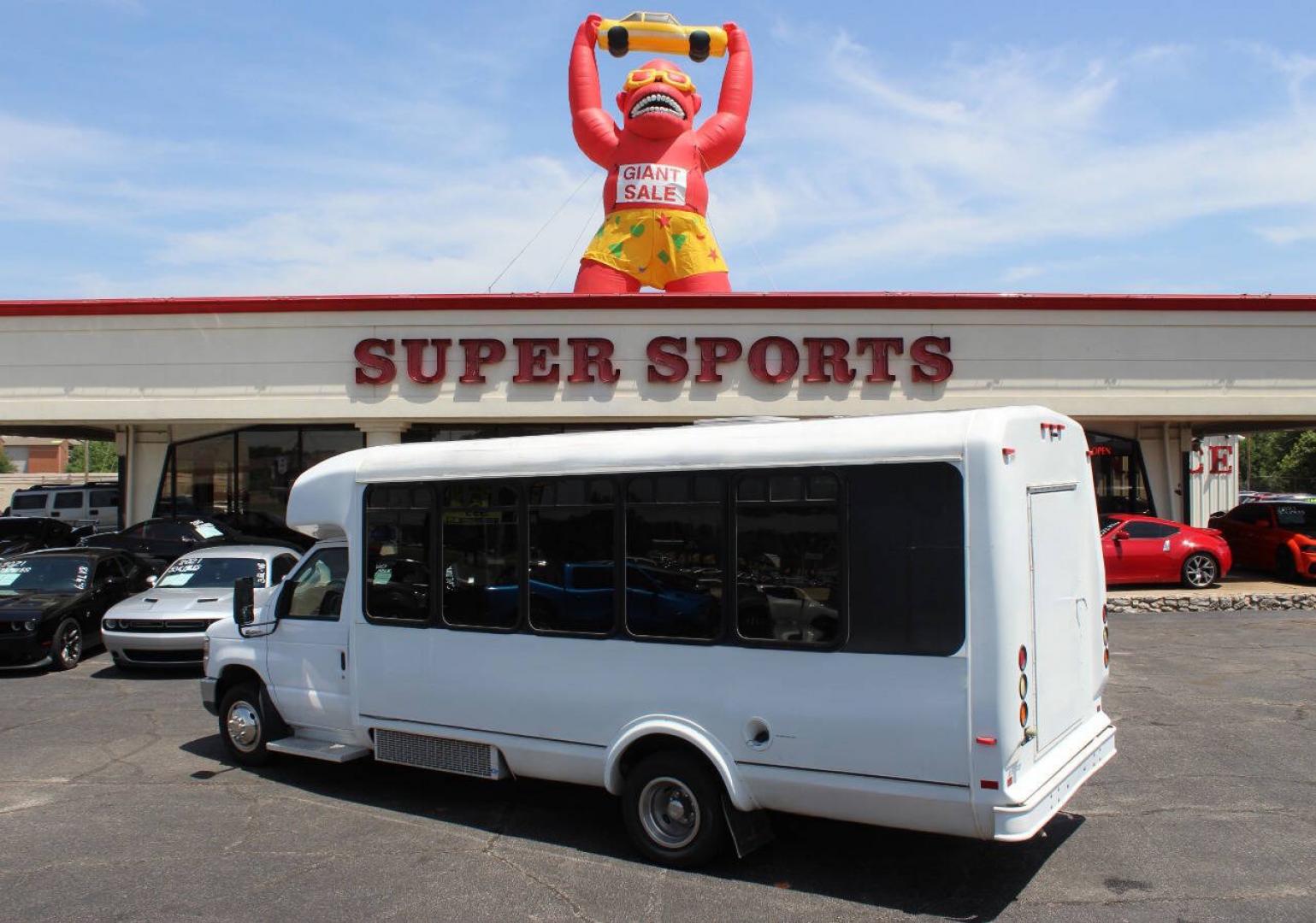 2013 White Ford E-Series E450 (1FDFE4FS2DD) with an 6.8L V10 6.8L V10 engine, Unspecified transmission, located at 4301 NW 39th , Oklahoma City, OK, 73112, (405) 949-5600, 35.512135, -97.598671- Photo#4