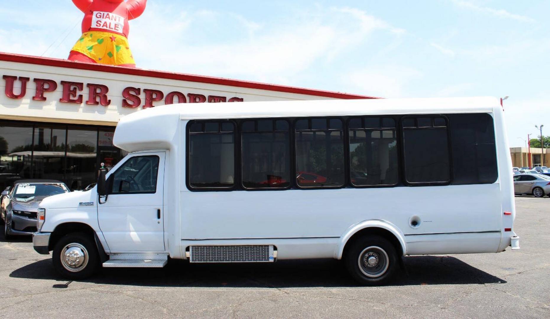2013 White Ford E-Series E450 (1FDFE4FS2DD) with an 6.8L V10 6.8L V10 engine, Unspecified transmission, located at 4301 NW 39th , Oklahoma City, OK, 73112, (405) 949-5600, 35.512135, -97.598671- Photo#5