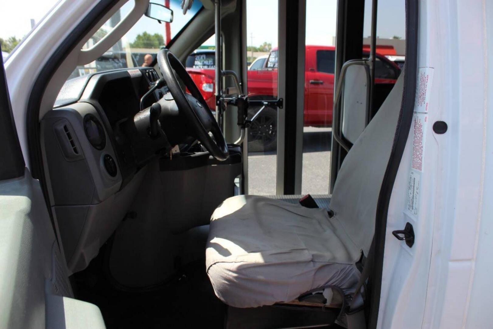 2013 White Ford E-Series E450 (1FDFE4FS2DD) with an 6.8L V10 6.8L V10 engine, Unspecified transmission, located at 4301 NW 39th , Oklahoma City, OK, 73112, (405) 949-5600, 35.512135, -97.598671 - NO DRIVERS LICENCE -NO FULL COVERAGE INSURANCE - NO CREDIT CHECK. COME ON OVER TO SUPERSPORTS, TAKE A LOOK AND TEST DRIVE. PLEASE GIVE US A CALL AT (405) 949-5600. NO LICENCIA DE CONDUCIR - NO SEGURO DE COBERTURA TOTAL - NO VERIFICACION DE CREDITO. VISITENOS EN SUPERSPORTS, MIRE NUES- Photo#10