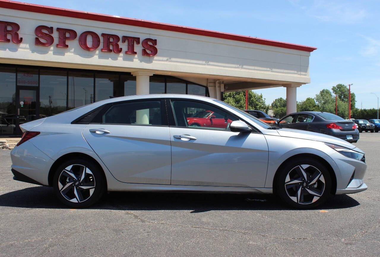 2023 Gray Hyundai Elantra SEL (5NPLS4AG7PH) with an 2.0L L4 DOHC 16V engine, 6A transmission, located at 4301 NW 39th , Oklahoma City, OK, 73112, (405) 949-5600, 35.512135, -97.598671 - NO DRIVERS LICENCE -NO FULL COVERAGE INSURANCE - NO CREDIT CHECK. COME ON OVER TO SUPERSPORTS, TAKE A LOOK AND TEST DRIVE. PLEASE GIVE US A CALL AT (405) 949-5600. NO LICENCIA DE CONDUCIR - NO SEGURO DE COBERTURA TOTAL - NO VERIFICACION DE CREDITO. VISITENOS EN SUPERSPORTS, MIRE NUESTRO - Photo#2