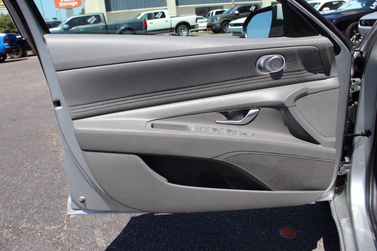 2023 Gray Hyundai Elantra SEL (5NPLS4AG7PH) with an 2.0L L4 DOHC 16V engine, 6A transmission, located at 4301 NW 39th , Oklahoma City, OK, 73112, (405) 949-5600, 35.512135, -97.598671 - NO DRIVERS LICENCE -NO FULL COVERAGE INSURANCE - NO CREDIT CHECK. COME ON OVER TO SUPERSPORTS, TAKE A LOOK AND TEST DRIVE. PLEASE GIVE US A CALL AT (405) 949-5600. NO LICENCIA DE CONDUCIR - NO SEGURO DE COBERTURA TOTAL - NO VERIFICACION DE CREDITO. VISITENOS EN SUPERSPORTS, MIRE NUESTRO - Photo#7