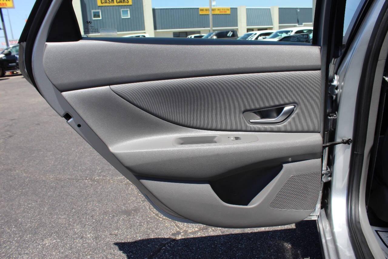 2023 Gray Hyundai Elantra SEL (5NPLS4AG7PH) with an 2.0L L4 DOHC 16V engine, 6A transmission, located at 4301 NW 39th , Oklahoma City, OK, 73112, (405) 949-5600, 35.512135, -97.598671 - NO DRIVERS LICENCE -NO FULL COVERAGE INSURANCE - NO CREDIT CHECK. COME ON OVER TO SUPERSPORTS, TAKE A LOOK AND TEST DRIVE. PLEASE GIVE US A CALL AT (405) 949-5600. NO LICENCIA DE CONDUCIR - NO SEGURO DE COBERTURA TOTAL - NO VERIFICACION DE CREDITO. VISITENOS EN SUPERSPORTS, MIRE NUESTRO - Photo#10