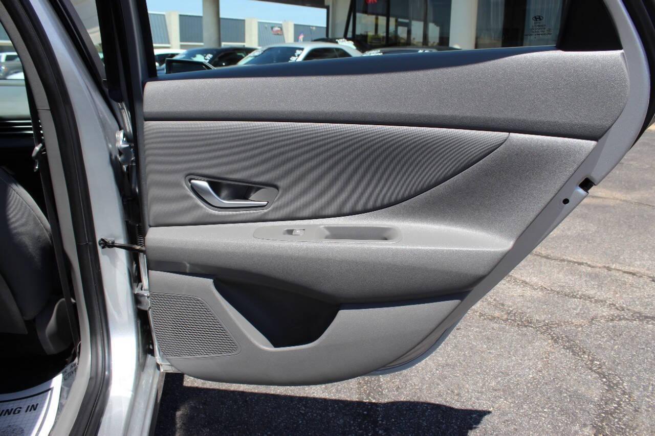 2023 Gray Hyundai Elantra SEL (5NPLS4AG7PH) with an 2.0L L4 DOHC 16V engine, 6A transmission, located at 4301 NW 39th , Oklahoma City, OK, 73112, (405) 949-5600, 35.512135, -97.598671 - NO DRIVERS LICENCE -NO FULL COVERAGE INSURANCE - NO CREDIT CHECK. COME ON OVER TO SUPERSPORTS, TAKE A LOOK AND TEST DRIVE. PLEASE GIVE US A CALL AT (405) 949-5600. NO LICENCIA DE CONDUCIR - NO SEGURO DE COBERTURA TOTAL - NO VERIFICACION DE CREDITO. VISITENOS EN SUPERSPORTS, MIRE NUESTRO - Photo#12