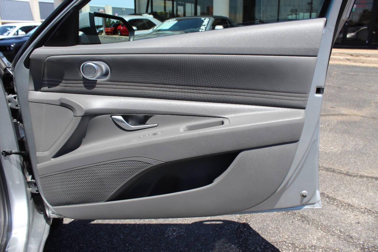 2023 Gray Hyundai Elantra SEL (5NPLS4AG7PH) with an 2.0L L4 DOHC 16V engine, 6A transmission, located at 4301 NW 39th , Oklahoma City, OK, 73112, (405) 949-5600, 35.512135, -97.598671 - NO DRIVERS LICENCE -NO FULL COVERAGE INSURANCE - NO CREDIT CHECK. COME ON OVER TO SUPERSPORTS, TAKE A LOOK AND TEST DRIVE. PLEASE GIVE US A CALL AT (405) 949-5600. NO LICENCIA DE CONDUCIR - NO SEGURO DE COBERTURA TOTAL - NO VERIFICACION DE CREDITO. VISITENOS EN SUPERSPORTS, MIRE NUESTRO - Photo#14