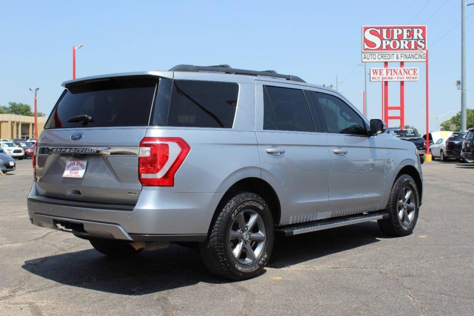 2021 Silver Ford Expedition XLT 4WD (1FMJU1JT2ME) with an 3.5L V6 DOHC 24V FFV engine, 6A transmission, located at 4301 NW 39th , Oklahoma City, OK, 73112, (405) 949-5600, 35.512135, -97.598671 - NO DRIVERS LICENCE -NO FULL COVERAGE INSURANCE - NO CREDIT CHECK. COME ON OVER TO SUPERSPORTS, TAKE A LOOK AND TEST DRIVE. PLEASE GIVE US A CALL AT (405) 949-5600. NO LICENCIA DE CONDUCIR - NO SEGURO DE COBERTURA TOTAL - NO VERIFICACION DE CREDITO. VISITENOS EN SUPERSPORTS, MIRE - Photo#4