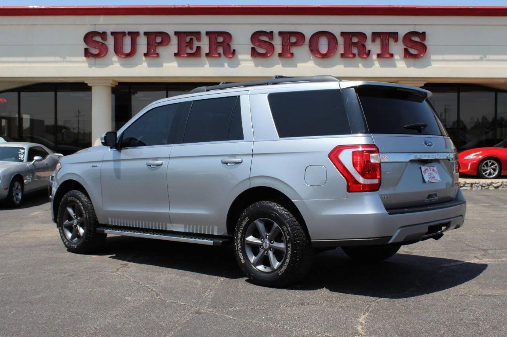 2021 Silver Ford Expedition XLT 4WD (1FMJU1JT2ME) with an 3.5L V6 DOHC 24V FFV engine, 6A transmission, located at 4301 NW 39th , Oklahoma City, OK, 73112, (405) 949-5600, 35.512135, -97.598671 - NO DRIVERS LICENCE -NO FULL COVERAGE INSURANCE - NO CREDIT CHECK. COME ON OVER TO SUPERSPORTS, TAKE A LOOK AND TEST DRIVE. PLEASE GIVE US A CALL AT (405) 949-5600. NO LICENCIA DE CONDUCIR - NO SEGURO DE COBERTURA TOTAL - NO VERIFICACION DE CREDITO. VISITENOS EN SUPERSPORTS, MIRE - Photo#5