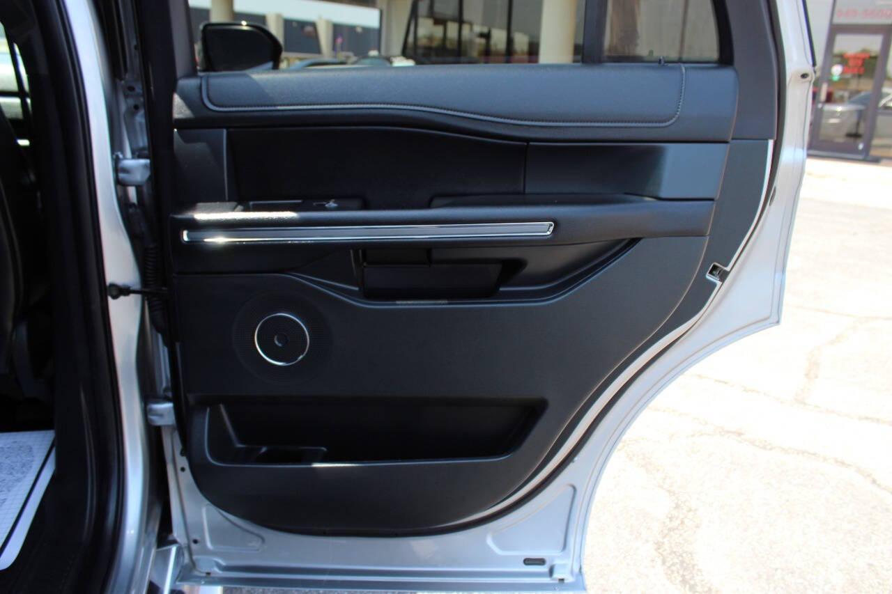 2021 Silver Ford Expedition XLT 4WD (1FMJU1JT2ME) with an 3.5L V6 Twin Turbocharger 3.5L V6 engine, Automatic 10-Speed transmission, located at 4301 NW 39th , Oklahoma City, OK, 73112, (405) 949-5600, 35.512135, -97.598671 - NO DRIVERS LICENCE -NO FULL COVERAGE INSURANCE - NO CREDIT CHECK. COME ON OVER TO SUPERSPORTS, TAKE A LOOK AND TEST DRIVE. PLEASE GIVE US A CALL AT (405) 949-5600. NO LICENCIA DE CONDUCIR - NO SEGURO DE COBERTURA TOTAL - NO VERIFICACION DE CREDITO. VISITENOS EN SUPERSPORTS, MIRE - Photo#12