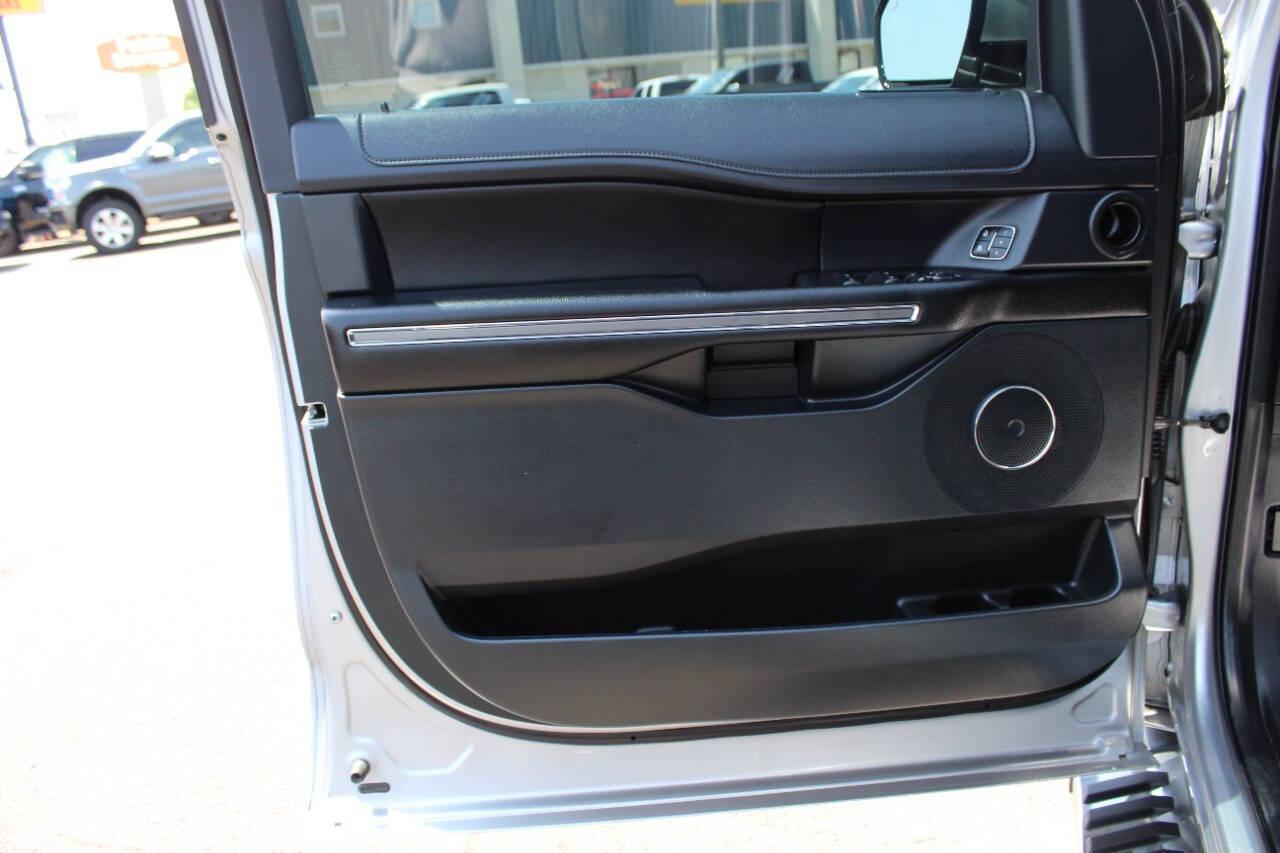 2021 Silver Ford Expedition XLT 4WD (1FMJU1JT2ME) with an 3.5L V6 Twin Turbocharger 3.5L V6 engine, Automatic 10-Speed transmission, located at 4301 NW 39th , Oklahoma City, OK, 73112, (405) 949-5600, 35.512135, -97.598671 - NO DRIVERS LICENCE -NO FULL COVERAGE INSURANCE - NO CREDIT CHECK. COME ON OVER TO SUPERSPORTS, TAKE A LOOK AND TEST DRIVE. PLEASE GIVE US A CALL AT (405) 949-5600. NO LICENCIA DE CONDUCIR - NO SEGURO DE COBERTURA TOTAL - NO VERIFICACION DE CREDITO. VISITENOS EN SUPERSPORTS, MIRE - Photo#16