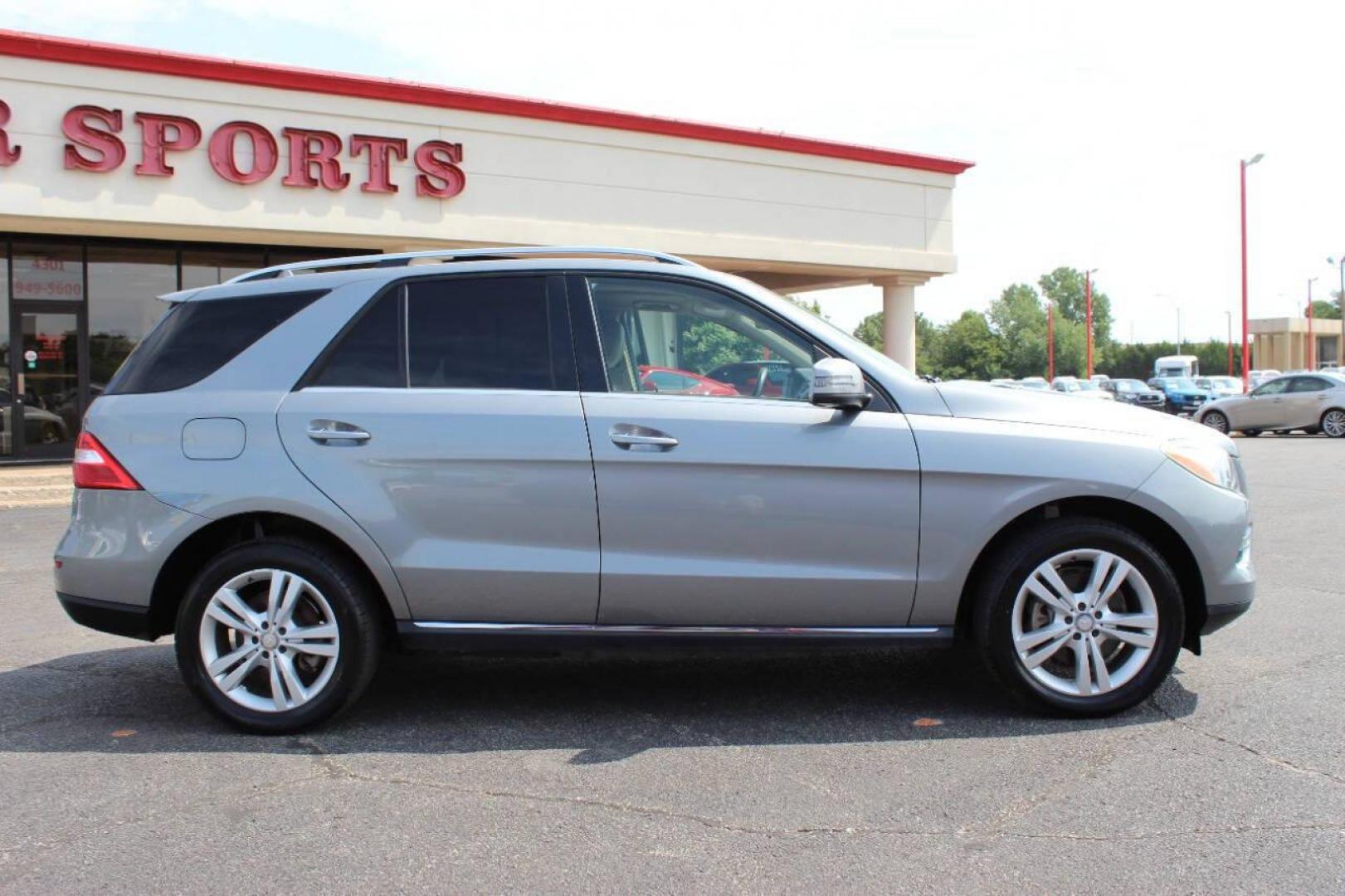 2015 Silver Mercedes-Benz M-Class ML350 (4JGDA5JB8FA) with an 3.5L V6 DOHC 24V engine, 7-Speed Automatic transmission, located at 4301 NW 39th , Oklahoma City, OK, 73112, (405) 949-5600, 35.512135, -97.598671 - NO DRIVERS LICENCE NO-FULL COVERAGE INSURANCE-NO CREDIT CHECK. COME ON OVER TO SUPERSPORTS AND TAKE A LOOK AND TEST DRIVE. PLEASE GIVE US A CALL AT (405) 949-5600. NO LICENSIA DE MANEJAR- NO SEGURO DE COBERTURA TOTAL- NO VERIFICACCION DE CREDITO. POR FAVOR VENGAN A SUPERSPORTS, ECHE UN - Photo#3