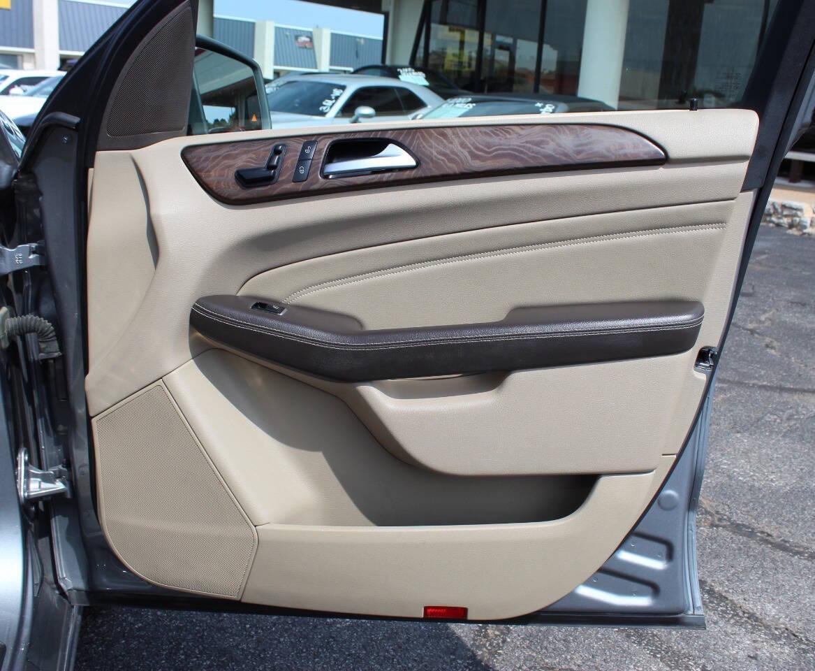 2015 Silver Mercedes-Benz M-Class ML350 (4JGDA5JB8FA) with an 3.5L V6 DOHC 24V engine, 7-Speed Automatic transmission, located at 4301 NW 39th , Oklahoma City, OK, 73112, (405) 949-5600, 35.512135, -97.598671 - NO DRIVERS LICENCE NO-FULL COVERAGE INSURANCE-NO CREDIT CHECK. COME ON OVER TO SUPERSPORTS AND TAKE A LOOK AND TEST DRIVE. PLEASE GIVE US A CALL AT (405) 949-5600. NO LICENSIA DE MANEJAR- NO SEGURO DE COBERTURA TOTAL- NO VERIFICACCION DE CREDITO. POR FAVOR VENGAN A SUPERSPORTS, ECHE UN - Photo#9