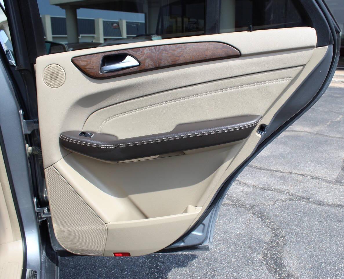 2015 Silver Mercedes-Benz M-Class ML350 (4JGDA5JB8FA) with an 3.5L V6 DOHC 24V engine, 7-Speed Automatic transmission, located at 4301 NW 39th , Oklahoma City, OK, 73112, (405) 949-5600, 35.512135, -97.598671 - NO DRIVERS LICENCE NO-FULL COVERAGE INSURANCE-NO CREDIT CHECK. COME ON OVER TO SUPERSPORTS AND TAKE A LOOK AND TEST DRIVE. PLEASE GIVE US A CALL AT (405) 949-5600. NO LICENSIA DE MANEJAR- NO SEGURO DE COBERTURA TOTAL- NO VERIFICACCION DE CREDITO. POR FAVOR VENGAN A SUPERSPORTS, ECHE UN - Photo#11