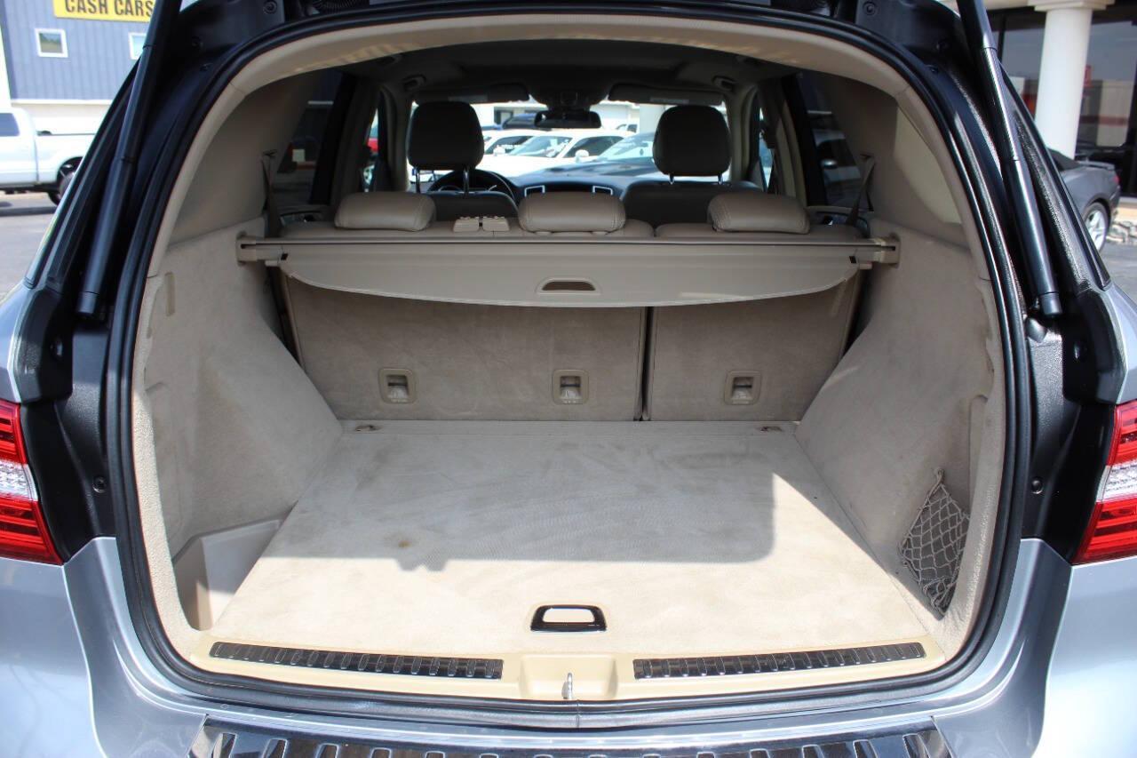 2015 Silver Mercedes-Benz M-Class ML350 (4JGDA5JB8FA) with an 3.5L V6 DOHC 24V engine, 7-Speed Automatic transmission, located at 4301 NW 39th , Oklahoma City, OK, 73112, (405) 949-5600, 35.512135, -97.598671 - NO DRIVERS LICENCE NO-FULL COVERAGE INSURANCE-NO CREDIT CHECK. COME ON OVER TO SUPERSPORTS AND TAKE A LOOK AND TEST DRIVE. PLEASE GIVE US A CALL AT (405) 949-5600. NO LICENSIA DE MANEJAR- NO SEGURO DE COBERTURA TOTAL- NO VERIFICACCION DE CREDITO. POR FAVOR VENGAN A SUPERSPORTS, ECHE UN - Photo#12