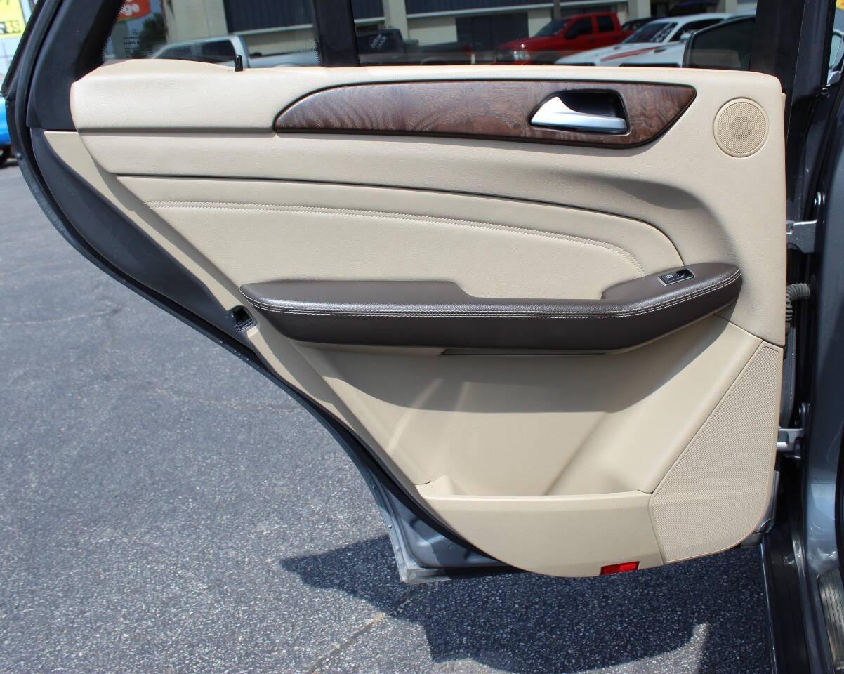 2015 Silver Mercedes-Benz M-Class ML350 (4JGDA5JB8FA) with an 3.5L V6 DOHC 24V engine, 7-Speed Automatic transmission, located at 4301 NW 39th , Oklahoma City, OK, 73112, (405) 949-5600, 35.512135, -97.598671 - NO DRIVERS LICENCE NO-FULL COVERAGE INSURANCE-NO CREDIT CHECK. COME ON OVER TO SUPERSPORTS AND TAKE A LOOK AND TEST DRIVE. PLEASE GIVE US A CALL AT (405) 949-5600. NO LICENSIA DE MANEJAR- NO SEGURO DE COBERTURA TOTAL- NO VERIFICACCION DE CREDITO. POR FAVOR VENGAN A SUPERSPORTS, ECHE UN - Photo#13