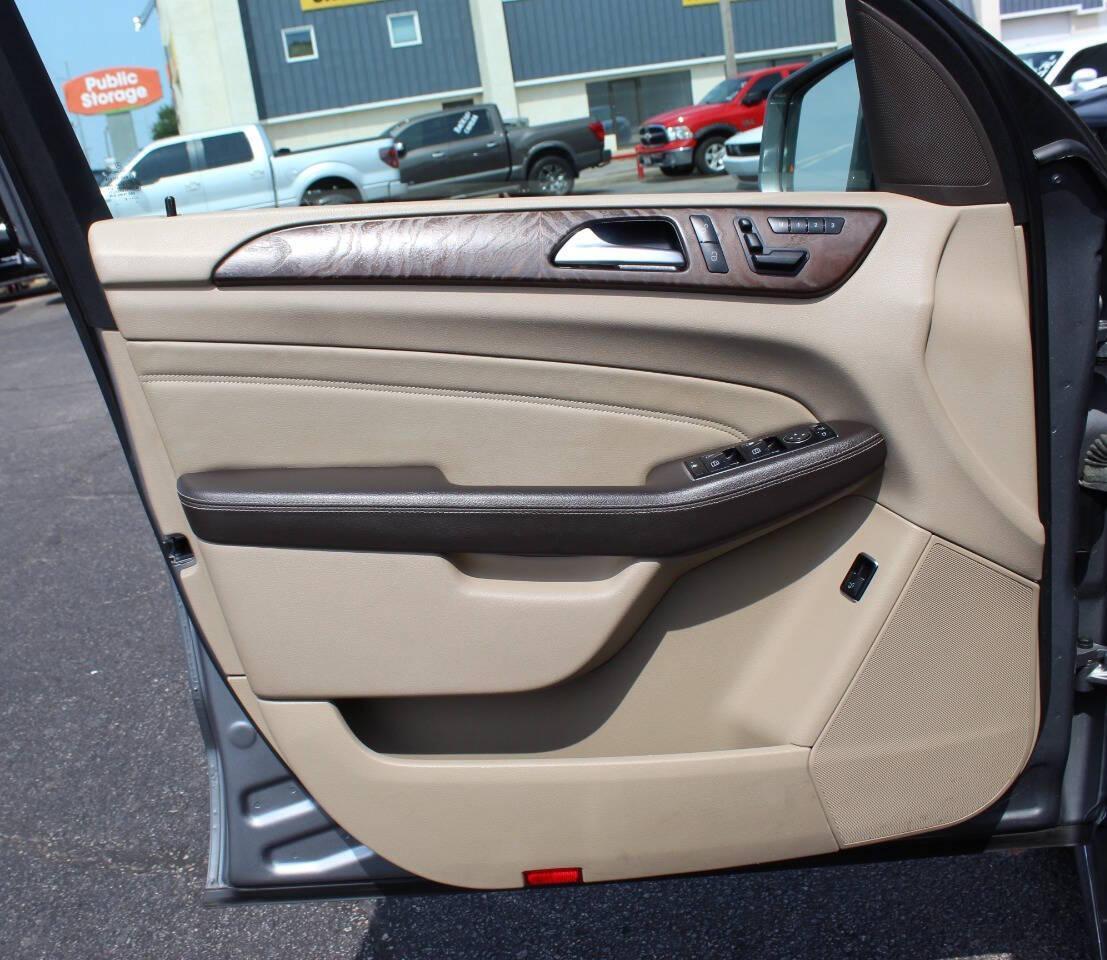 2015 Silver Mercedes-Benz M-Class ML350 (4JGDA5JB8FA) with an 3.5L V6 DOHC 24V engine, 7-Speed Automatic transmission, located at 4301 NW 39th , Oklahoma City, OK, 73112, (405) 949-5600, 35.512135, -97.598671 - NO DRIVERS LICENCE NO-FULL COVERAGE INSURANCE-NO CREDIT CHECK. COME ON OVER TO SUPERSPORTS AND TAKE A LOOK AND TEST DRIVE. PLEASE GIVE US A CALL AT (405) 949-5600. NO LICENSIA DE MANEJAR- NO SEGURO DE COBERTURA TOTAL- NO VERIFICACCION DE CREDITO. POR FAVOR VENGAN A SUPERSPORTS, ECHE UN - Photo#15