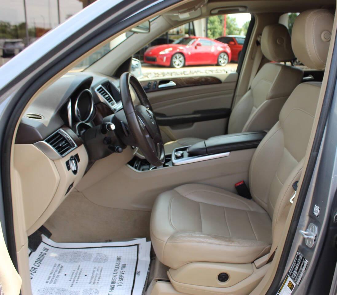 2015 Silver Mercedes-Benz M-Class ML350 (4JGDA5JB8FA) with an 3.5L V6 DOHC 24V engine, 7-Speed Automatic transmission, located at 4301 NW 39th , Oklahoma City, OK, 73112, (405) 949-5600, 35.512135, -97.598671 - NO DRIVERS LICENCE NO-FULL COVERAGE INSURANCE-NO CREDIT CHECK. COME ON OVER TO SUPERSPORTS AND TAKE A LOOK AND TEST DRIVE. PLEASE GIVE US A CALL AT (405) 949-5600. NO LICENSIA DE MANEJAR- NO SEGURO DE COBERTURA TOTAL- NO VERIFICACCION DE CREDITO. POR FAVOR VENGAN A SUPERSPORTS, ECHE UN - Photo#16