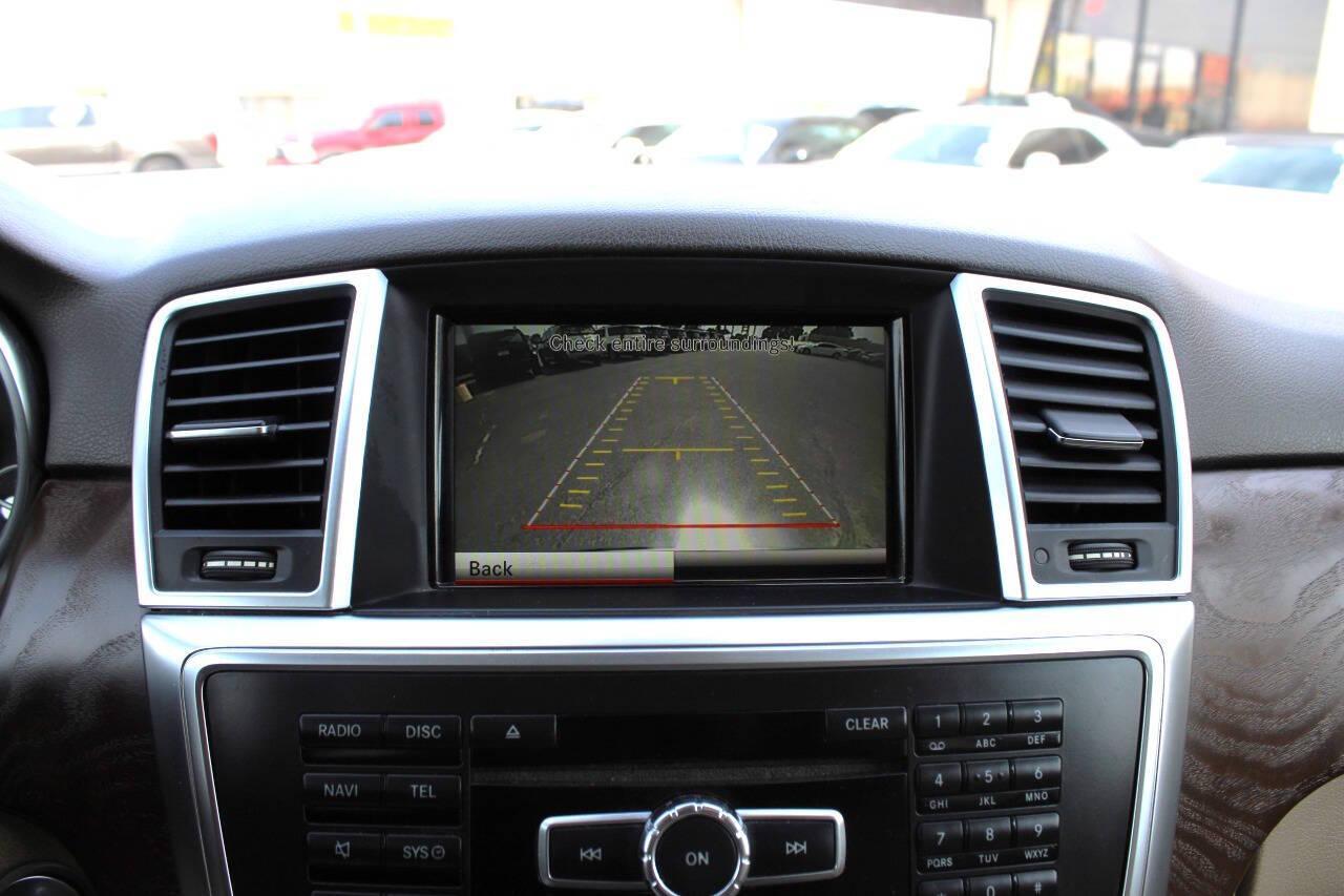 2015 Silver Mercedes-Benz M-Class ML350 (4JGDA5JB8FA) with an 3.5L V6 DOHC 24V engine, 7-Speed Automatic transmission, located at 4301 NW 39th , Oklahoma City, OK, 73112, (405) 949-5600, 35.512135, -97.598671 - NO DRIVERS LICENCE NO-FULL COVERAGE INSURANCE-NO CREDIT CHECK. COME ON OVER TO SUPERSPORTS AND TAKE A LOOK AND TEST DRIVE. PLEASE GIVE US A CALL AT (405) 949-5600. NO LICENSIA DE MANEJAR- NO SEGURO DE COBERTURA TOTAL- NO VERIFICACCION DE CREDITO. POR FAVOR VENGAN A SUPERSPORTS, ECHE UN - Photo#18