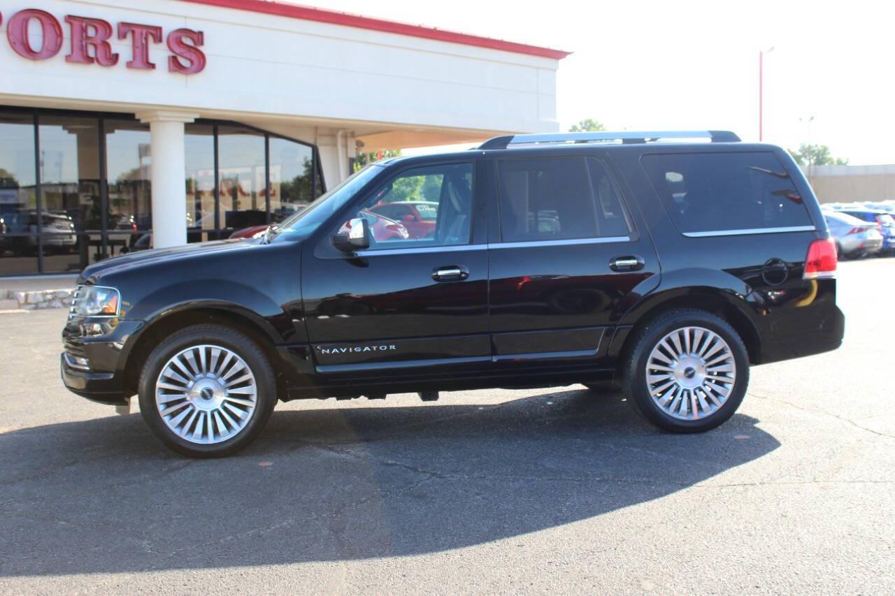 2017 Black Lincoln Navigator Select 2WD (5LMJJ2HT3HE) with an 3.5L V6 DOHC 24V FFV engine, 6A transmission, located at 4301 NW 39th , Oklahoma City, OK, 73112, (405) 949-5600, 35.512135, -97.598671 - NO DRIVERS LICENCE -NO FULL COVERAGE INSURANCE - NO CREDIT CHECK. COME ON OVER TO SUPERSPORTS, TAKE A LOOK AND TEST DRIVE. PLEASE GIVE US A CALL AT (405) 949-5600. NO LICENCIA DE CONDUCIR - NO SEGURO DE COBERTURA TOTAL - NO VERIFICACION DE CREDITO. VISITENOS EN SUPERSPORTS, MIRE NUESTRO - Photo#5
