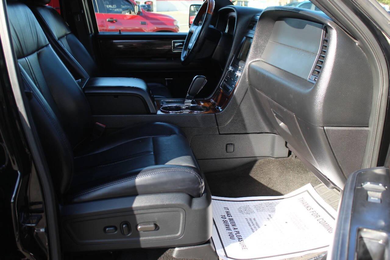 2017 Black Lincoln Navigator Select 2WD (5LMJJ2HT3HE) with an 3.5L V6 DOHC 24V FFV engine, 6A transmission, located at 4301 NW 39th , Oklahoma City, OK, 73112, (405) 949-5600, 35.512135, -97.598671 - NO DRIVERS LICENCE -NO FULL COVERAGE INSURANCE - NO CREDIT CHECK. COME ON OVER TO SUPERSPORTS, TAKE A LOOK AND TEST DRIVE. PLEASE GIVE US A CALL AT (405) 949-5600. NO LICENCIA DE CONDUCIR - NO SEGURO DE COBERTURA TOTAL - NO VERIFICACION DE CREDITO. VISITENOS EN SUPERSPORTS, MIRE NUESTRO - Photo#8