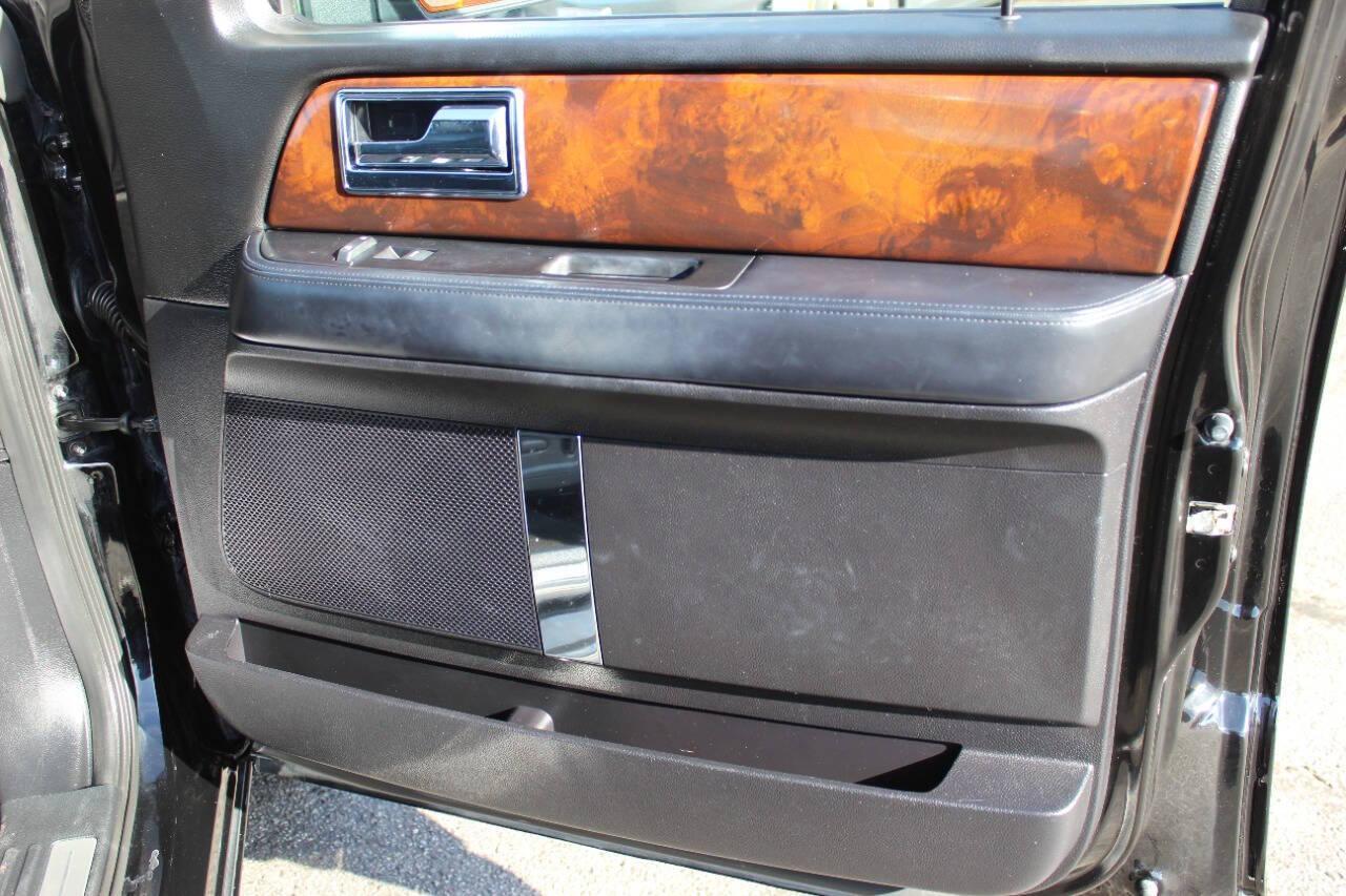 2017 Black Lincoln Navigator Select 2WD (5LMJJ2HT3HE) with an 3.5L V6 DOHC 24V FFV engine, 6A transmission, located at 4301 NW 39th , Oklahoma City, OK, 73112, (405) 949-5600, 35.512135, -97.598671 - NO DRIVERS LICENCE -NO FULL COVERAGE INSURANCE - NO CREDIT CHECK. COME ON OVER TO SUPERSPORTS, TAKE A LOOK AND TEST DRIVE. PLEASE GIVE US A CALL AT (405) 949-5600. NO LICENCIA DE CONDUCIR - NO SEGURO DE COBERTURA TOTAL - NO VERIFICACION DE CREDITO. VISITENOS EN SUPERSPORTS, MIRE NUESTRO - Photo#9