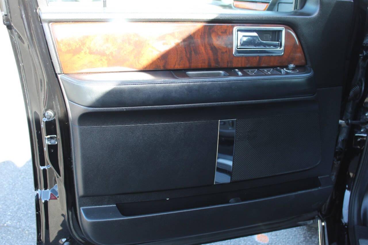 2017 Black Lincoln Navigator Select 2WD (5LMJJ2HT3HE) with an 3.5L V6 DOHC 24V FFV engine, 6A transmission, located at 4301 NW 39th , Oklahoma City, OK, 73112, (405) 949-5600, 35.512135, -97.598671 - NO DRIVERS LICENCE -NO FULL COVERAGE INSURANCE - NO CREDIT CHECK. COME ON OVER TO SUPERSPORTS, TAKE A LOOK AND TEST DRIVE. PLEASE GIVE US A CALL AT (405) 949-5600. NO LICENCIA DE CONDUCIR - NO SEGURO DE COBERTURA TOTAL - NO VERIFICACION DE CREDITO. VISITENOS EN SUPERSPORTS, MIRE NUESTRO - Photo#17