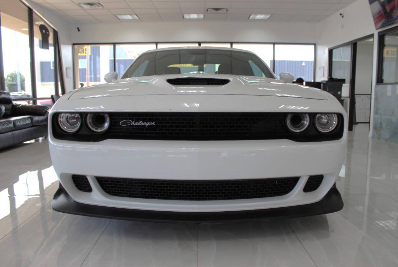 2023 White Dodge Challenger R/T Scat Pack (2C3CDZFJ0PH) with an 6.2L V8 OHV 16V engine, 6A transmission, located at 4301 NW 39th , Oklahoma City, OK, 73112, (405) 949-5600, 35.512135, -97.598671 - NO DRIVERS LICENCE -NO FULL COVERAGE INSURANCE - NO CREDIT CHECK. COME ON OVER TO SUPERSPORTS, TAKE A LOOK AND TEST DRIVE. PLEASE GIVE US A CALL AT (405) 949-5600. NO LICENCIA DE CONDUCIR - NO SEGURO DE COBERTURA TOTAL - NO VERIFICACION DE CREDITO. VISITENOS EN SUPERSPORTS, MIRE NUESTRO - Photo#11
