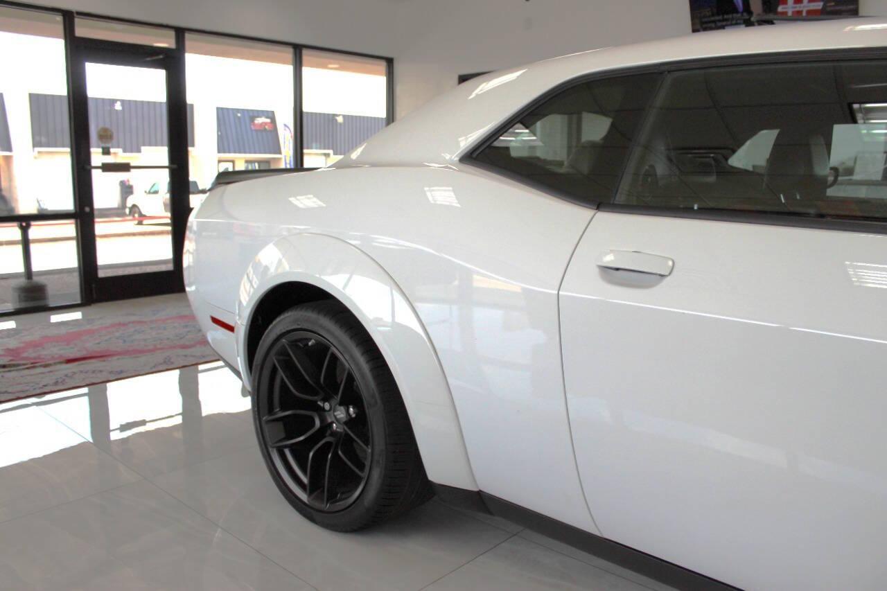 2023 White Dodge Challenger R/T Scat Pack (2C3CDZFJ0PH) with an 6.2L V8 OHV 16V engine, 6A transmission, located at 4301 NW 39th , Oklahoma City, OK, 73112, (405) 949-5600, 35.512135, -97.598671 - NO DRIVERS LICENCE -NO FULL COVERAGE INSURANCE - NO CREDIT CHECK. COME ON OVER TO SUPERSPORTS, TAKE A LOOK AND TEST DRIVE. PLEASE GIVE US A CALL AT (405) 949-5600. NO LICENCIA DE CONDUCIR - NO SEGURO DE COBERTURA TOTAL - NO VERIFICACION DE CREDITO. VISITENOS EN SUPERSPORTS, MIRE NUESTRO - Photo#14