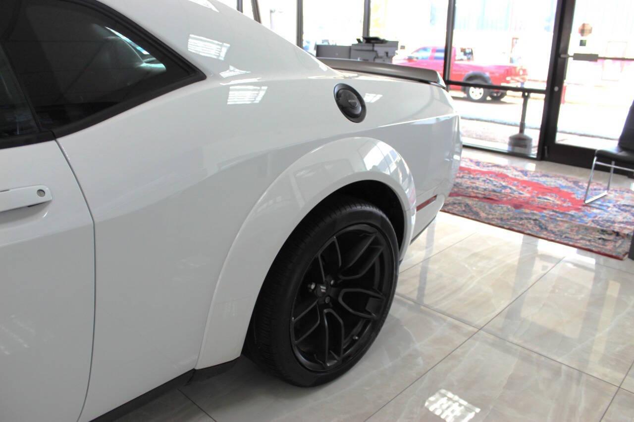 2023 White Dodge Challenger R/T Scat Pack (2C3CDZFJ0PH) with an 6.2L V8 OHV 16V engine, 6A transmission, located at 4301 NW 39th , Oklahoma City, OK, 73112, (405) 949-5600, 35.512135, -97.598671 - NO DRIVERS LICENCE -NO FULL COVERAGE INSURANCE - NO CREDIT CHECK. COME ON OVER TO SUPERSPORTS, TAKE A LOOK AND TEST DRIVE. PLEASE GIVE US A CALL AT (405) 949-5600. NO LICENCIA DE CONDUCIR - NO SEGURO DE COBERTURA TOTAL - NO VERIFICACION DE CREDITO. VISITENOS EN SUPERSPORTS, MIRE NUESTRO - Photo#16