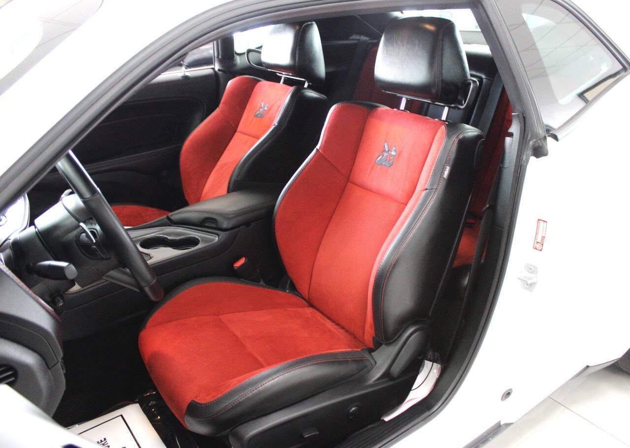 2023 White Dodge Challenger R/T Scat Pack (2C3CDZFJ0PH) with an 6.2L V8 OHV 16V engine, 6A transmission, located at 4301 NW 39th , Oklahoma City, OK, 73112, (405) 949-5600, 35.512135, -97.598671 - NO DRIVERS LICENCE -NO FULL COVERAGE INSURANCE - NO CREDIT CHECK. COME ON OVER TO SUPERSPORTS, TAKE A LOOK AND TEST DRIVE. PLEASE GIVE US A CALL AT (405) 949-5600. NO LICENCIA DE CONDUCIR - NO SEGURO DE COBERTURA TOTAL - NO VERIFICACION DE CREDITO. VISITENOS EN SUPERSPORTS, MIRE NUESTRO - Photo#26