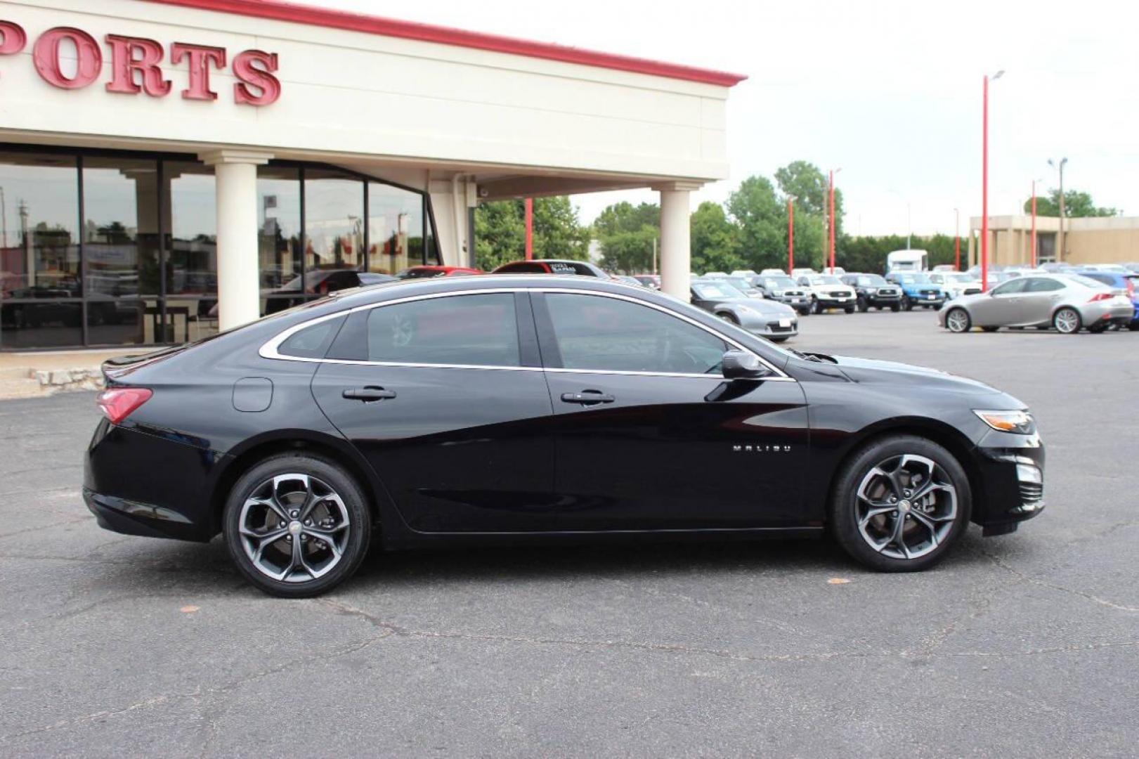2022 Black Chevrolet Malibu LT (1G1ZD5ST5NF) with an 1.5L L4 DOHC 16V engine, 6A transmission, located at 4301 NW 39th , Oklahoma City, OK, 73112, (405) 949-5600, 35.512135, -97.598671 - NO DRIVERS LICENCE -NO FULL COVERAGE INSURANCE - NO CREDIT CHECK. COME ON OVER TO SUPERSPORTS, TAKE A LOOK AND TEST DRIVE. PLEASE GIVE US A CALL AT (405) 949-5600. NO LICENCIA DE CONDUCIR - NO SEGURO DE COBERTURA TOTAL - NO VERIFICACION DE CREDITO. VISITENOS EN SUPERSPORTS, MIRE NUESTRO - Photo#3
